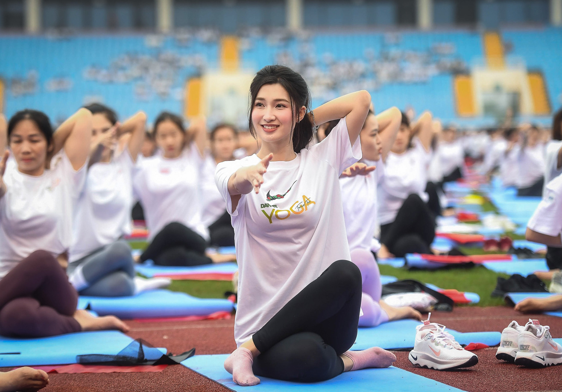 Á hậu Phương Nhi ngồi trên thảm tập và hòa cùng hàng nghìn người khởi động, luyện thở. “Ngày hội Yoga Dân trí” được kỳ vọng truyền tải thông điệp: Mỗi người làm mới bản thân với Yoga để mãi trẻ-khỏe-đẹp và căng tràn sức sống. Yoga giúp cân bằng thân-tâm-trí, lan tỏa năng lượng tích cực đến cộng đồng, xây dựng lối sống lành mạnh, chú trọng tập luyện thể thao và tăng cường thể chất.