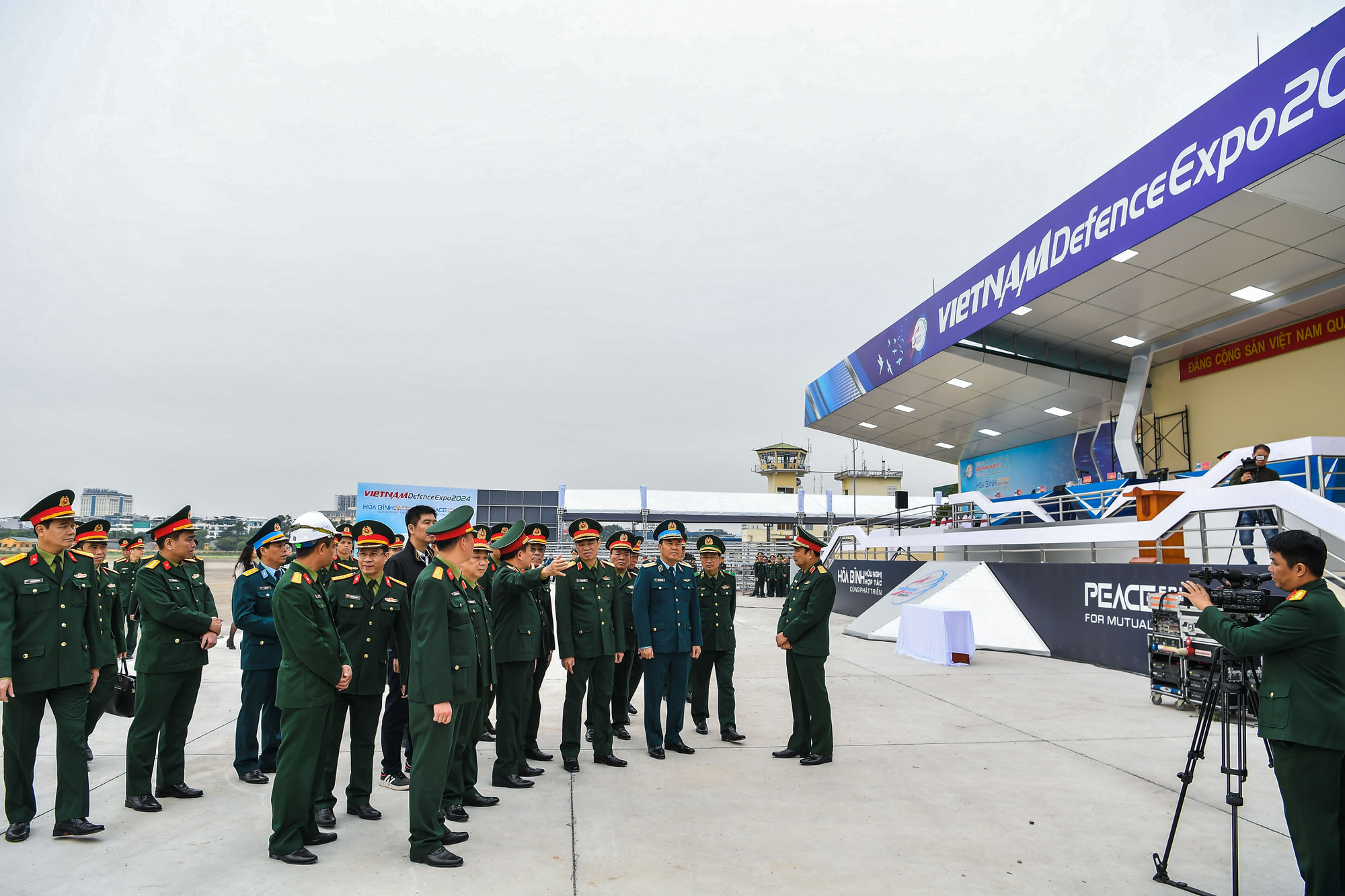[Ảnh] Đặc công, máy bay, quân khuyển luyện tập cho sự kiện Triển lãm Quốc phòng quốc tế 2024 ảnh 2