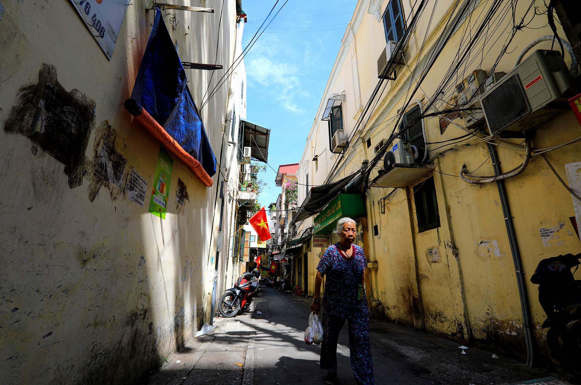 Đi qua phố cổ, du khách bắt gặp hình ảnh những ngôi nhà rêu phong theo thời gian, giờ đây vẫn hiên ngang trước bao đổi thay của không gian và thời gian. Những ngôi nhà được xây dựng vào đầu thế kỷ 20, với lối đi nhỏ bên trong, gạch xây dựng đã trở nên cũ kỹ là khung cảnh quen thuộc chẳng lẫn vào đâu giữa lòng Thủ đô.