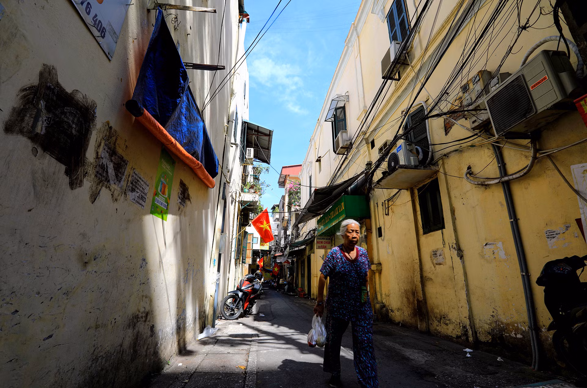 Đi qua phố cổ, du khách bắt gặp hình ảnh những ngôi nhà rêu phong theo thời gian, giờ đây vẫn hiên ngang trước bao đổi thay của không gian và thời gian. Những ngôi nhà được xây dựng vào đầu thế kỷ 20, với lối đi nhỏ bên trong, gạch xây dựng đã trở nên cũ kỹ là khung cảnh quen thuộc chẳng lẫn vào đâu giữa lòng Thủ đô.