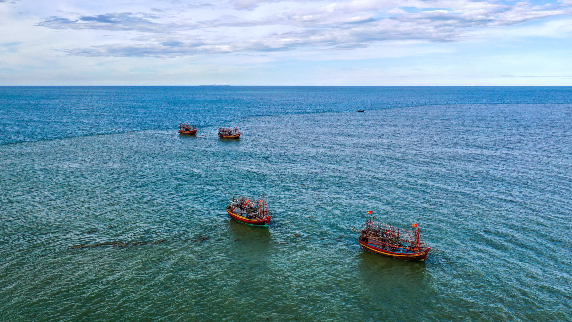 Vẻ đẹp nên thơ của biển Cửa Tùng khi những đoàn thuyền đánh cá trở về sau những chuyến xa khơi...