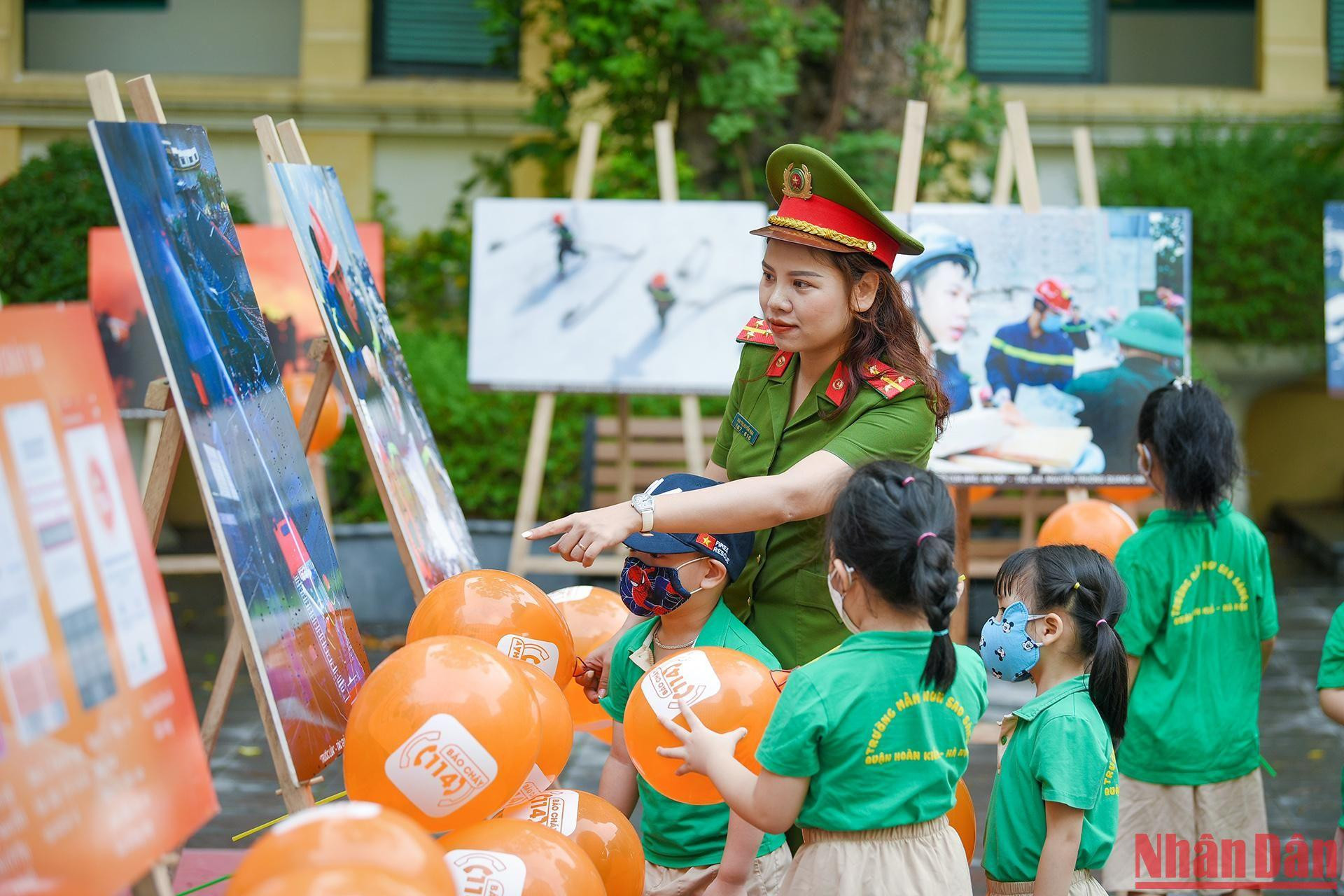 Các em học sinh được xem các hình ảnh về hoạt động của lực lượng cảnh sát PCCC.