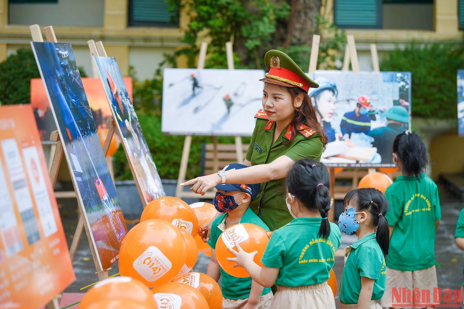 Các em học sinh được xem các hình ảnh về hoạt động của lực lượng cảnh sát PCCC.