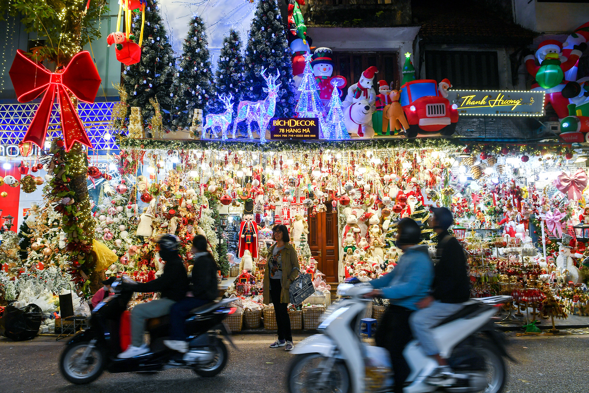 Một cửa hàng trang trí Noel rực rỡ nhất trên phố Hàng Mã với đủ đồ Decor từ tầng 1 lên tới tầng 4 của căn nhà, ánh sáng lung linh mang màu sắc ấm áp của đêm Noel khiến ai đi qua cũng phải ngước nhìn.