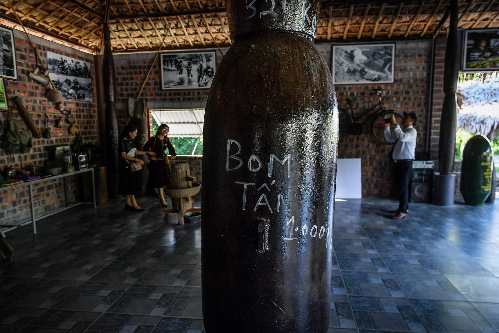 Tại xã Linh Trường (Gio Linh, Quảng Trị), một ngôi nhà bom tương tự cũng vừa được hoàn thành đầu năm 2023. Ông Trần Công Chức, chủ nhân công trình chia sẻ: Ngôi nhà làm từ hơn 300 vỏ các loại bom, pháo và hàng ngàn kỷ vật chiến tranh.
