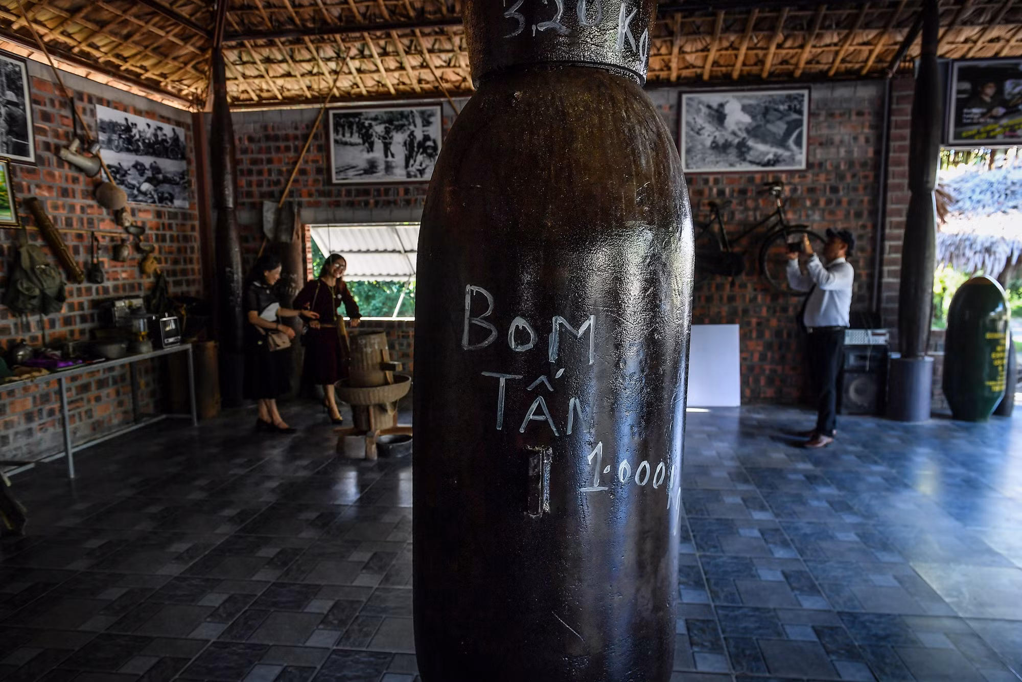 Tại xã Linh Trường (Gio Linh, Quảng Trị), một ngôi nhà bom tương tự cũng vừa được hoàn thành đầu năm 2023. Ông Trần Công Chức, chủ nhân công trình chia sẻ: Ngôi nhà làm từ hơn 300 vỏ các loại bom, pháo và hàng ngàn kỷ vật chiến tranh.