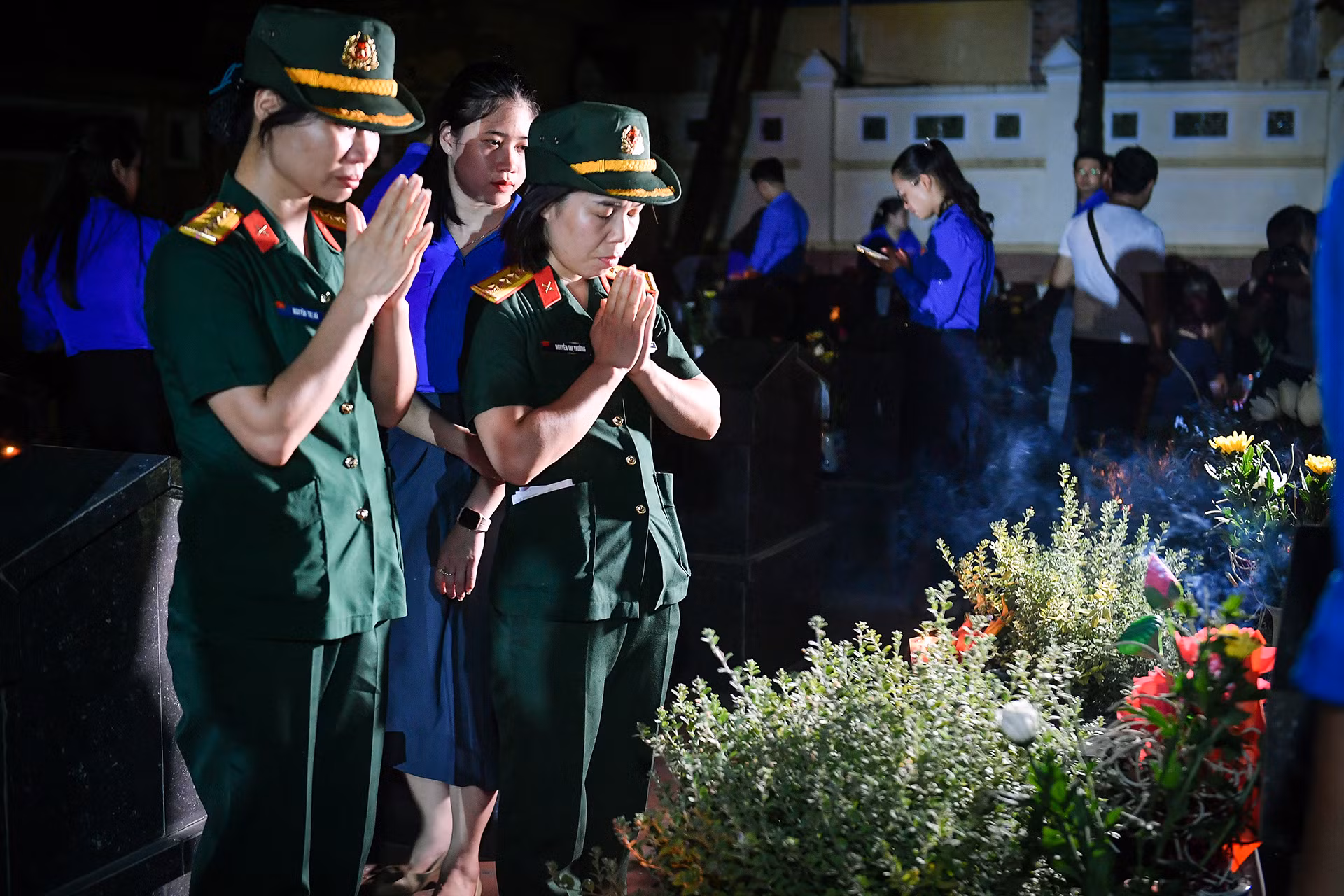 Lễ thắp nến tri ân các Anh hùng liệt sĩ cấp trung ương được thực hiện trong không khí trang nghiêm.