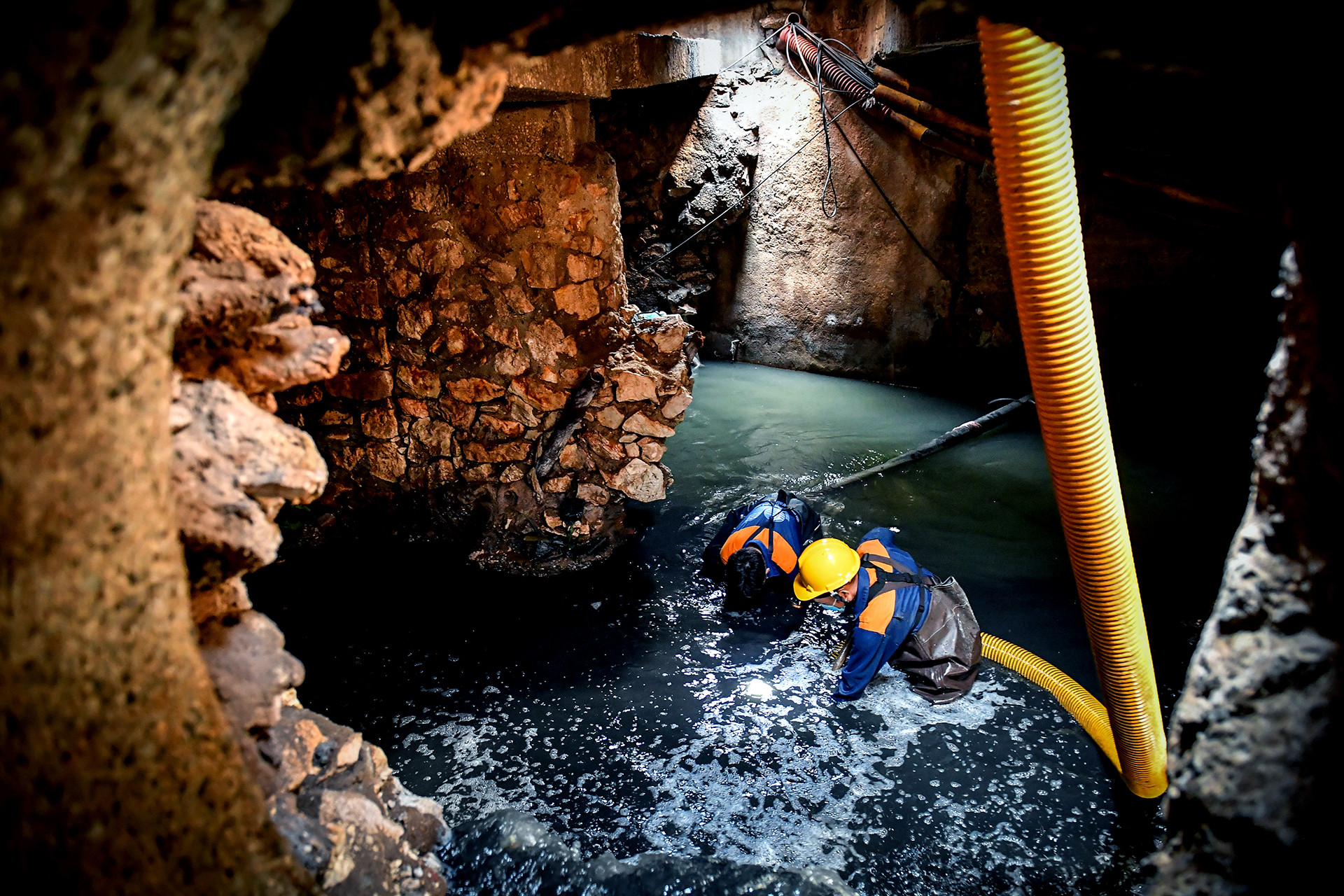 [Ảnh] Một ngày "đội nắng, hút bùn" của công nhân vệ sinh cống ngầm Hà Nội ảnh 14