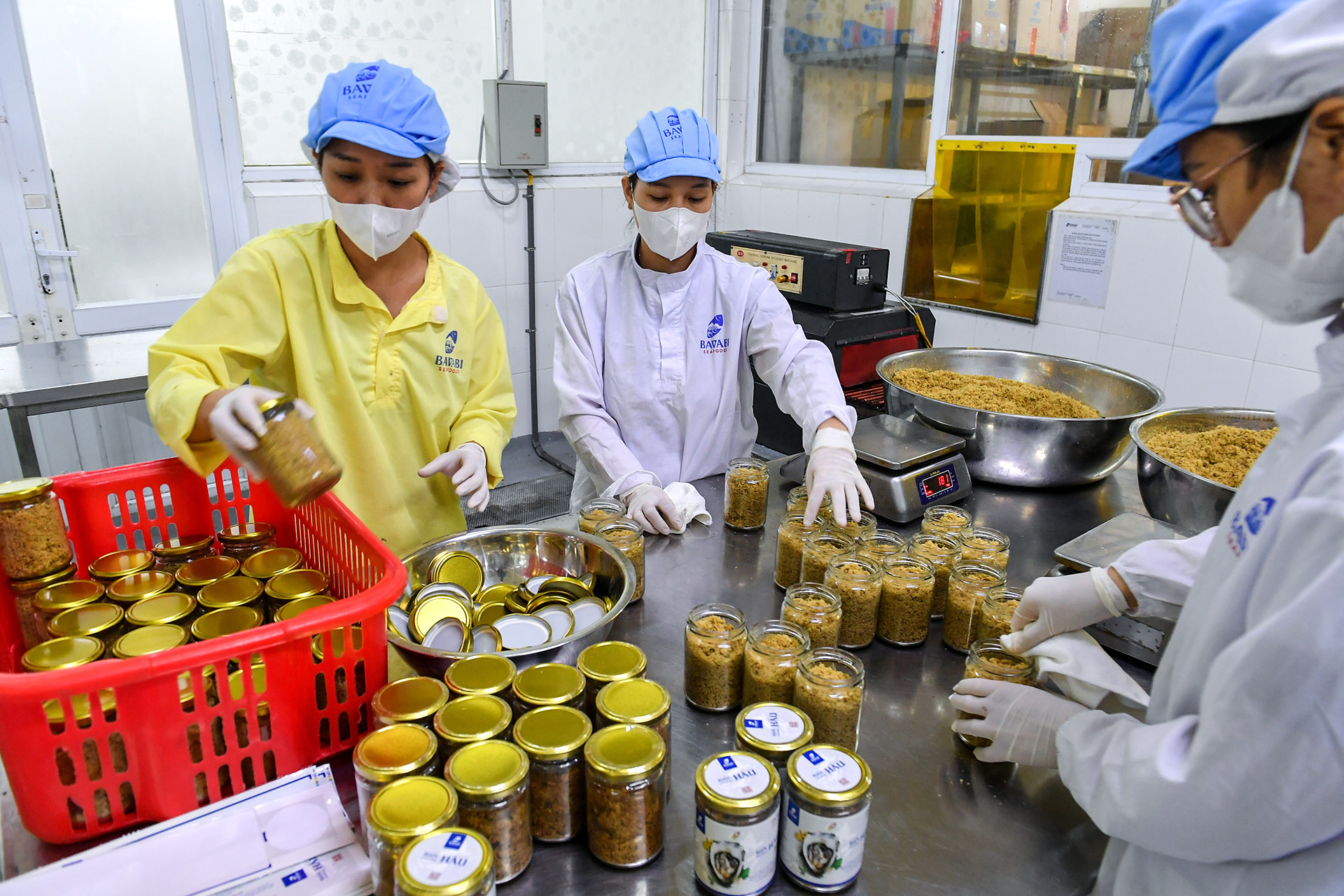 Bước cuối cùng trong chế biến ruốc hàu là đóng lọ rồi đưa đi dán nhãn, chờ vận chuyển đến nơi tiêu thụ.