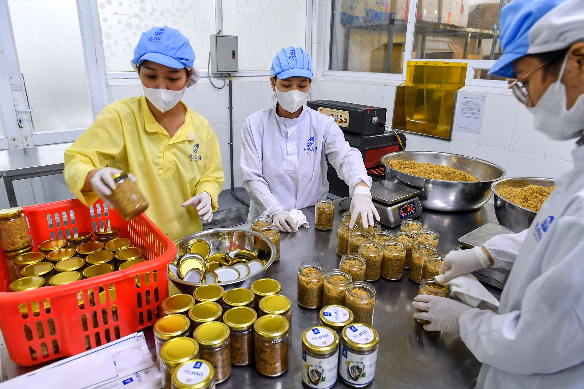 Bước cuối cùng trong chế biến ruốc hàu là đóng lọ rồi đưa đi dán nhãn, chờ vận chuyển đến nơi tiêu thụ.