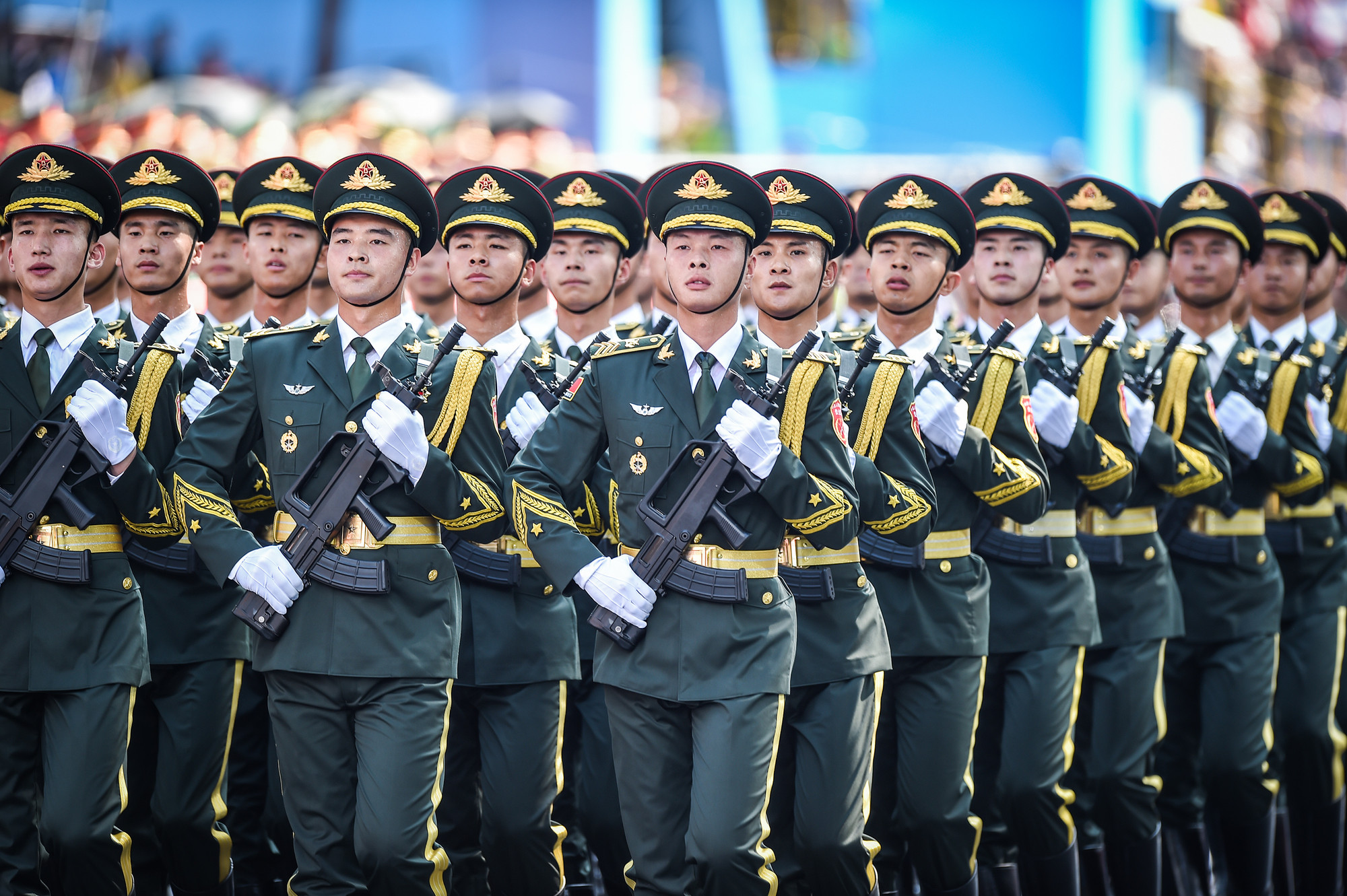 Lực lượng Quân đội Trung Quốc tham gia Tổng duyệt kỷ niệm 50 năm Ngày Giải phóng miền nam, thống nhất đất nước.