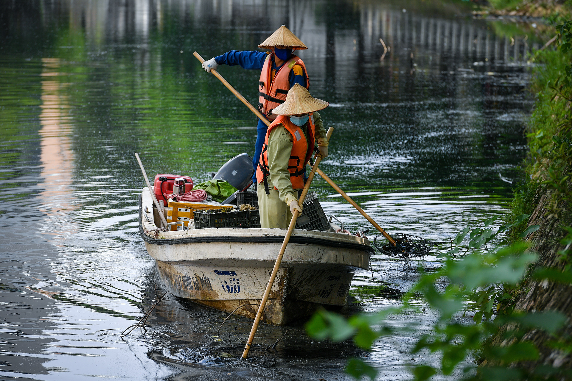 [Ảnh] Những người âm thầm vớt rác trên sông, hồ Hà Nội ảnh 3