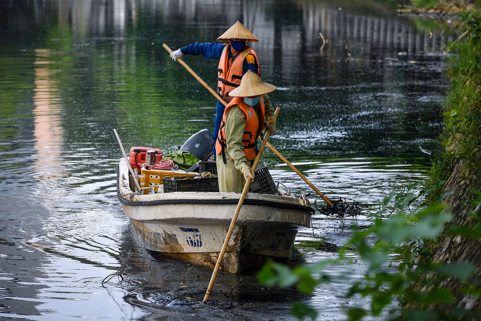 [Ảnh] Những người âm thầm vớt rác trên sông, hồ Hà Nội ảnh 3