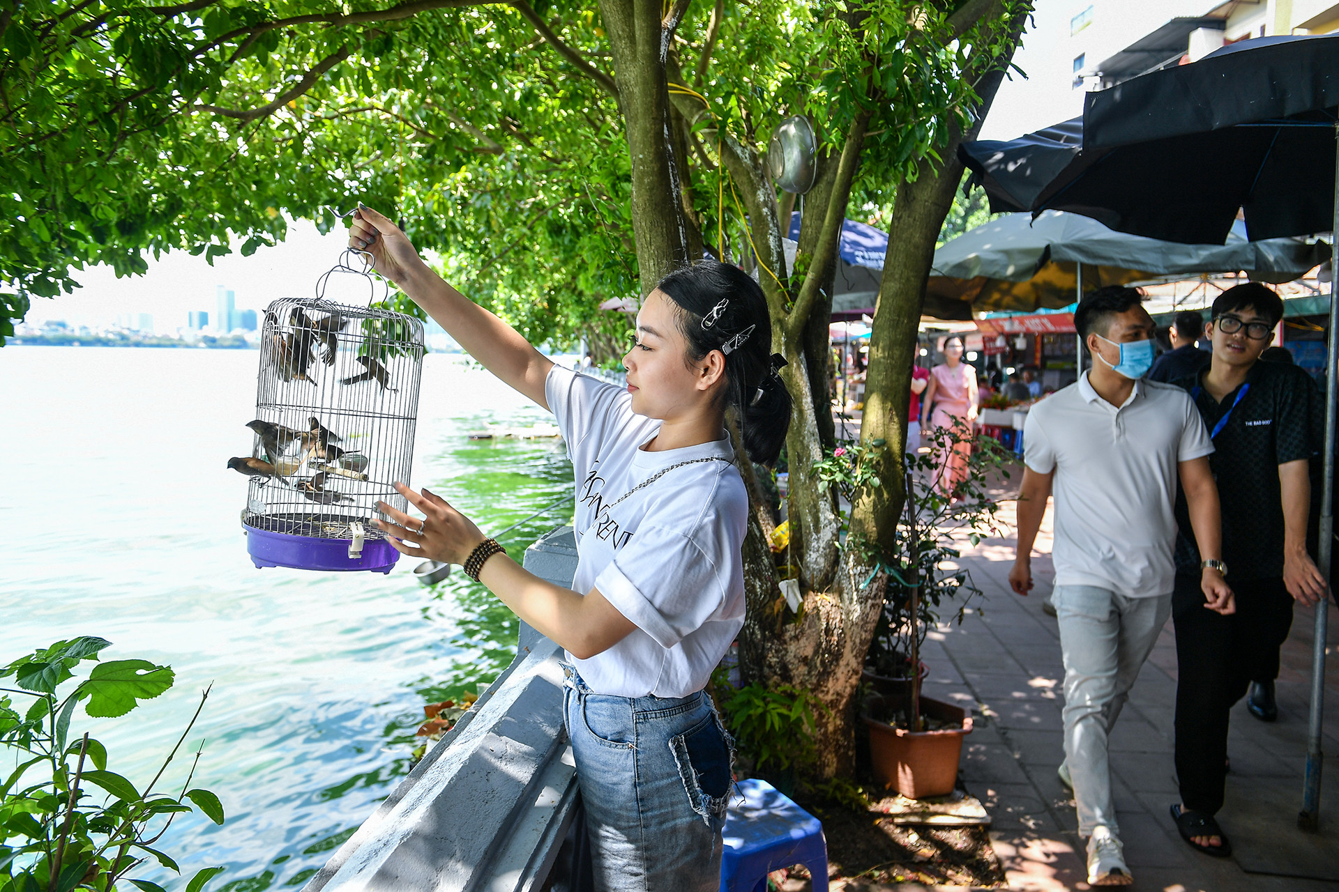 [Ảnh] Người dân Thủ đô tấp nập đi chùa ngày Rằm tháng 7 ảnh 13