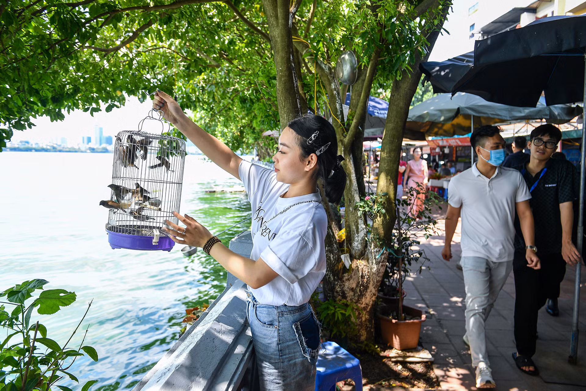 [Ảnh] Người dân Thủ đô tấp nập đi chùa ngày Rằm tháng 7 ảnh 13