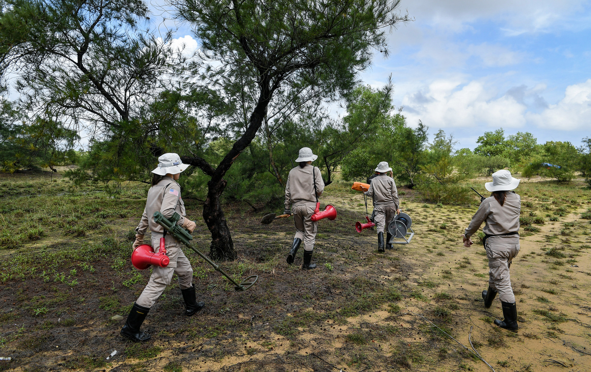 Các thành viên tỏa ra trên đồi cát để chuẩn bị những khâu cuối cùng.