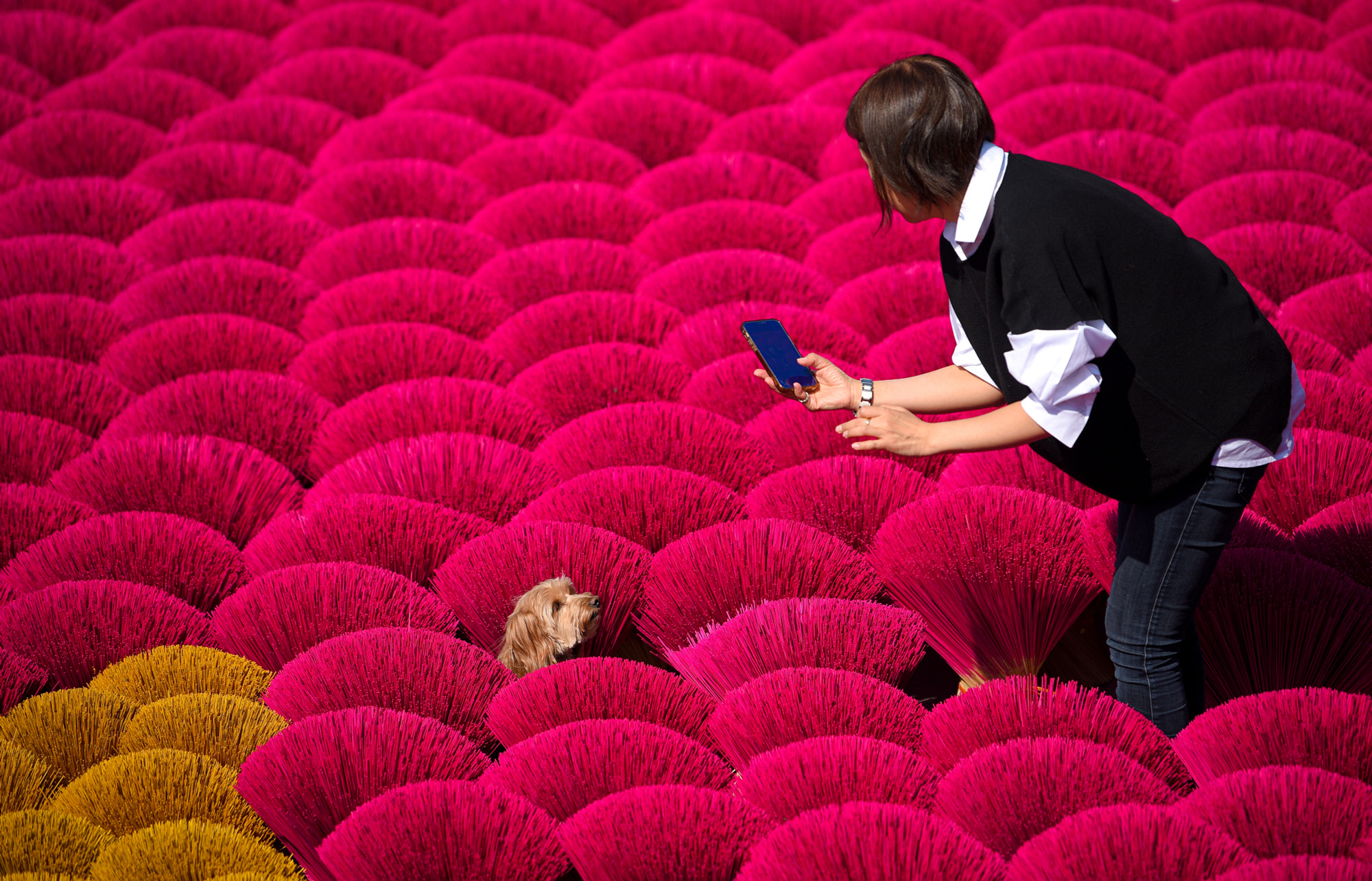 Nhiều khách du lịch nước ngoài không khỏi ngỡ ngàng với sắc màu tại nơi đây.