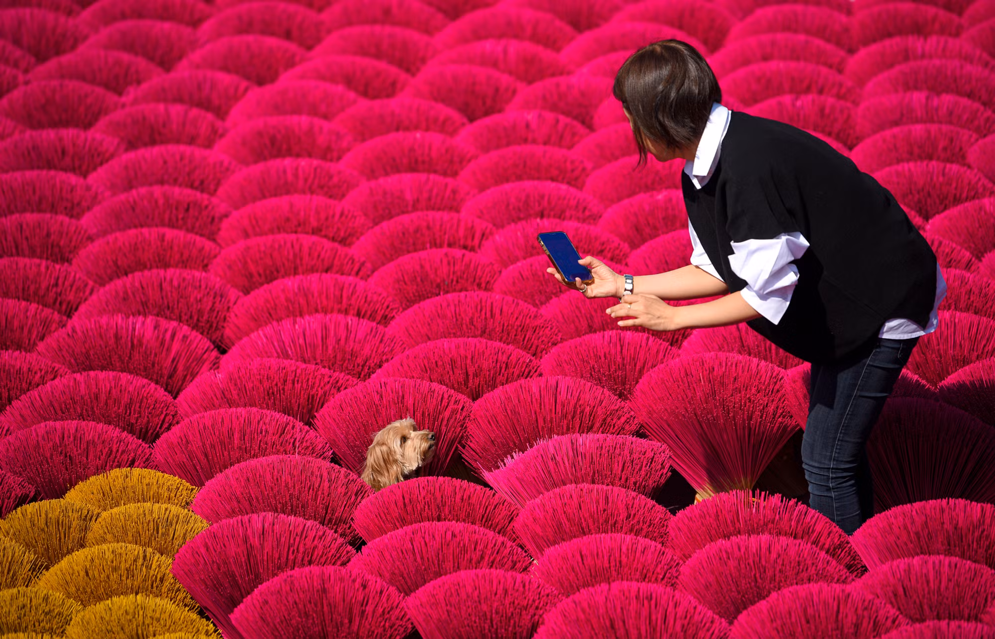 Nhiều khách du lịch nước ngoài không khỏi ngỡ ngàng với sắc màu tại nơi đây.