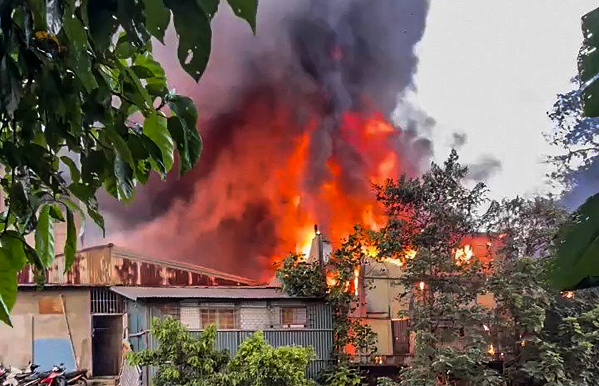 Người dân chứng kiến sự việc cho biết, thời điểm xảy ra sự việc họ ngửi thấy mùi khét và khói phát ra từ khu vực xưởng. "Tôi thấy khói đen bốc lên nghi ngút thì hô hoán nhau chạy ra khỏi nhà. Vài người khác thì hô nhau gọi cứu hỏa", nhân chứng cho biết. Người dân chứng kiến sự việc cho biết, thời điểm xảy ra sự việc họ ngửi thấy mùi khét và khói phát ra từ khu vực xưởng. "Tôi thấy khói đen bốc lên nghi ngút thì hô hoán nhau chạy ra khỏi nhà. Vài người khác thì hô nhau gọi cứu hỏa", nhân chứng cho biết.