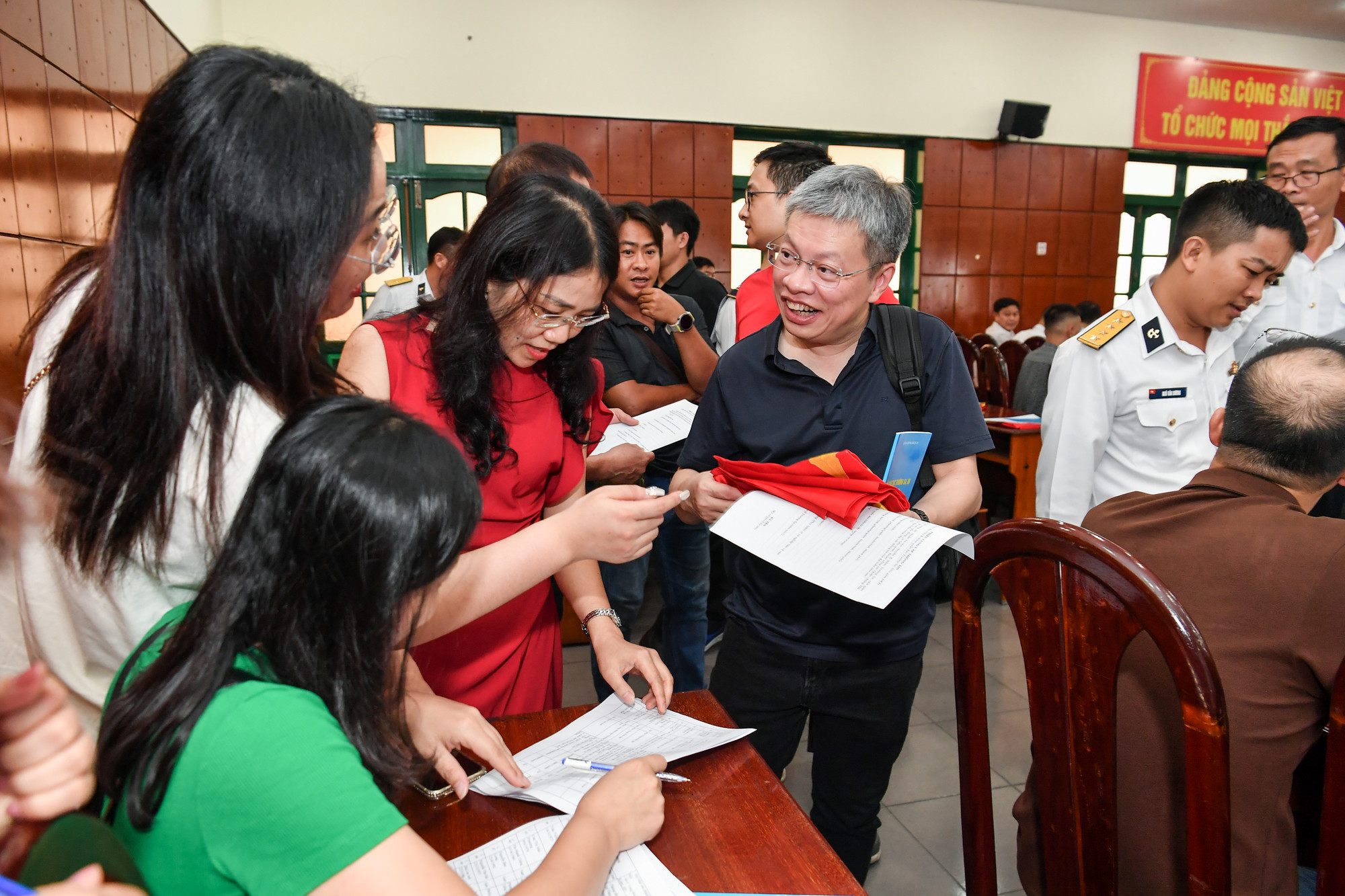 Đoàn công tác số 25 gồm 100 lãnh đạo, phóng viên các cơ quan báo chí, hội nhà báo trong cả nước đã có mặt tại Vùng 2 Hải quân (Thành phố Hồ Chí Minh) chuẩn bị chuyến hải trình đi thăm Trường Sa, Nhà giàn DK1.