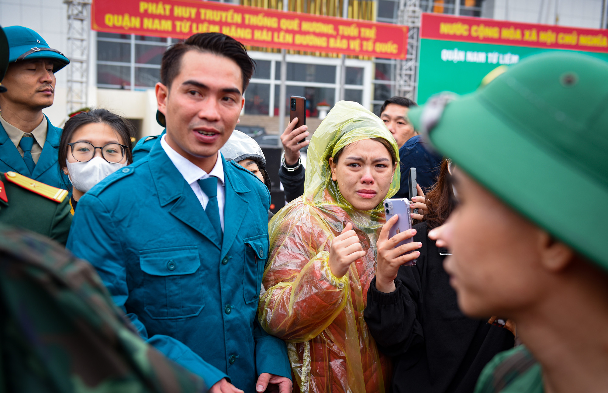 "Tôi chỉ mong con trong đơn vị luôn mạnh khỏe, chấp hành tốt kỷ luật và hoàn thành mọi nhiệm vụ được giao", người phụ nữ đưa con đi vừa bật khóc vừa nhắn nhủ.