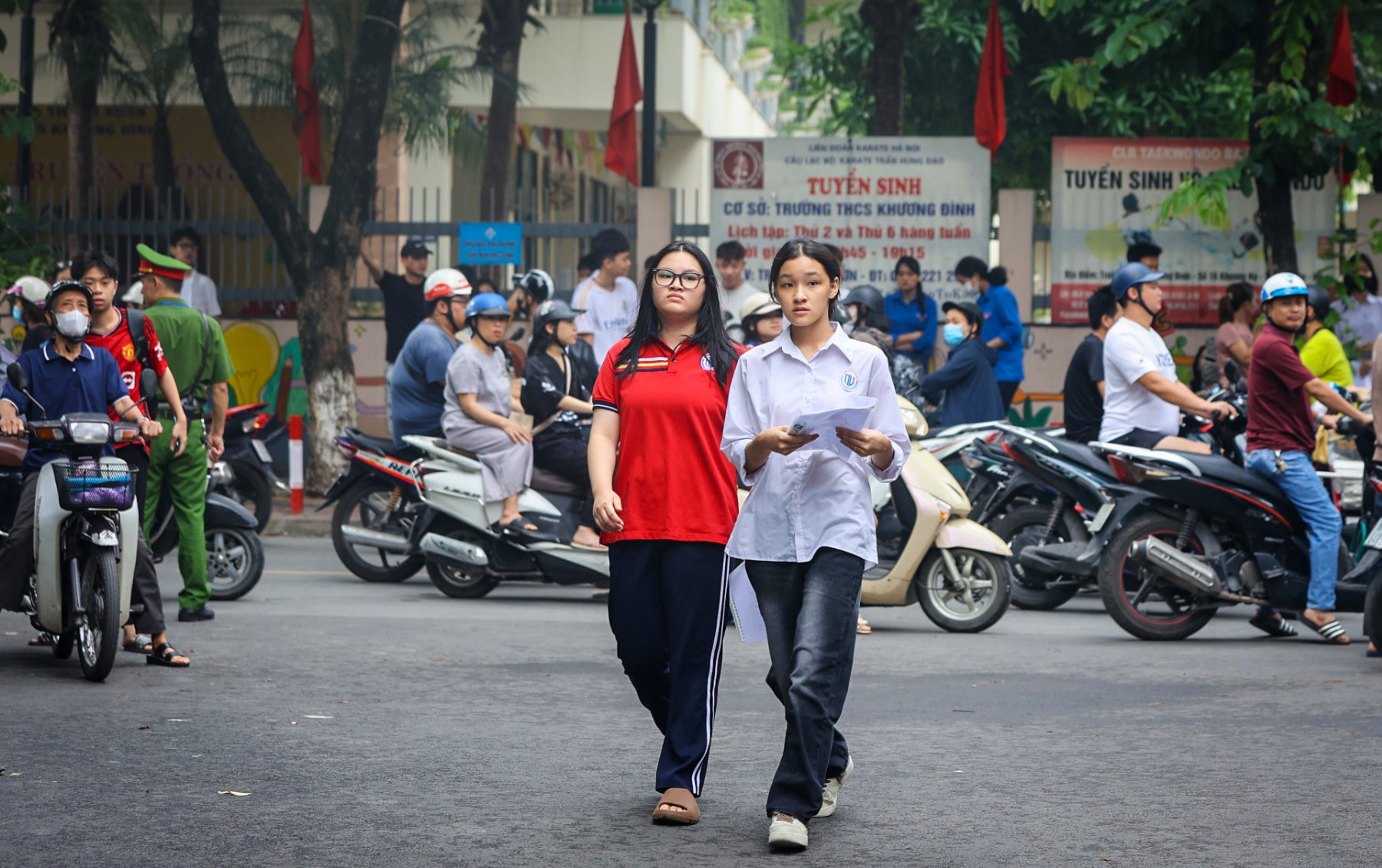 [Ảnh] Các sĩ tử Thủ đô trong ngày làm thủ tục tuyển sinh vào lớp 10 ảnh 2