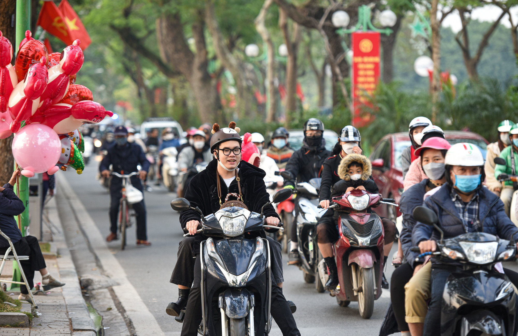 Dạo phố trên hồ Tây một chiều nắng vàng. (Ảnh: THÀNH ĐẠT)