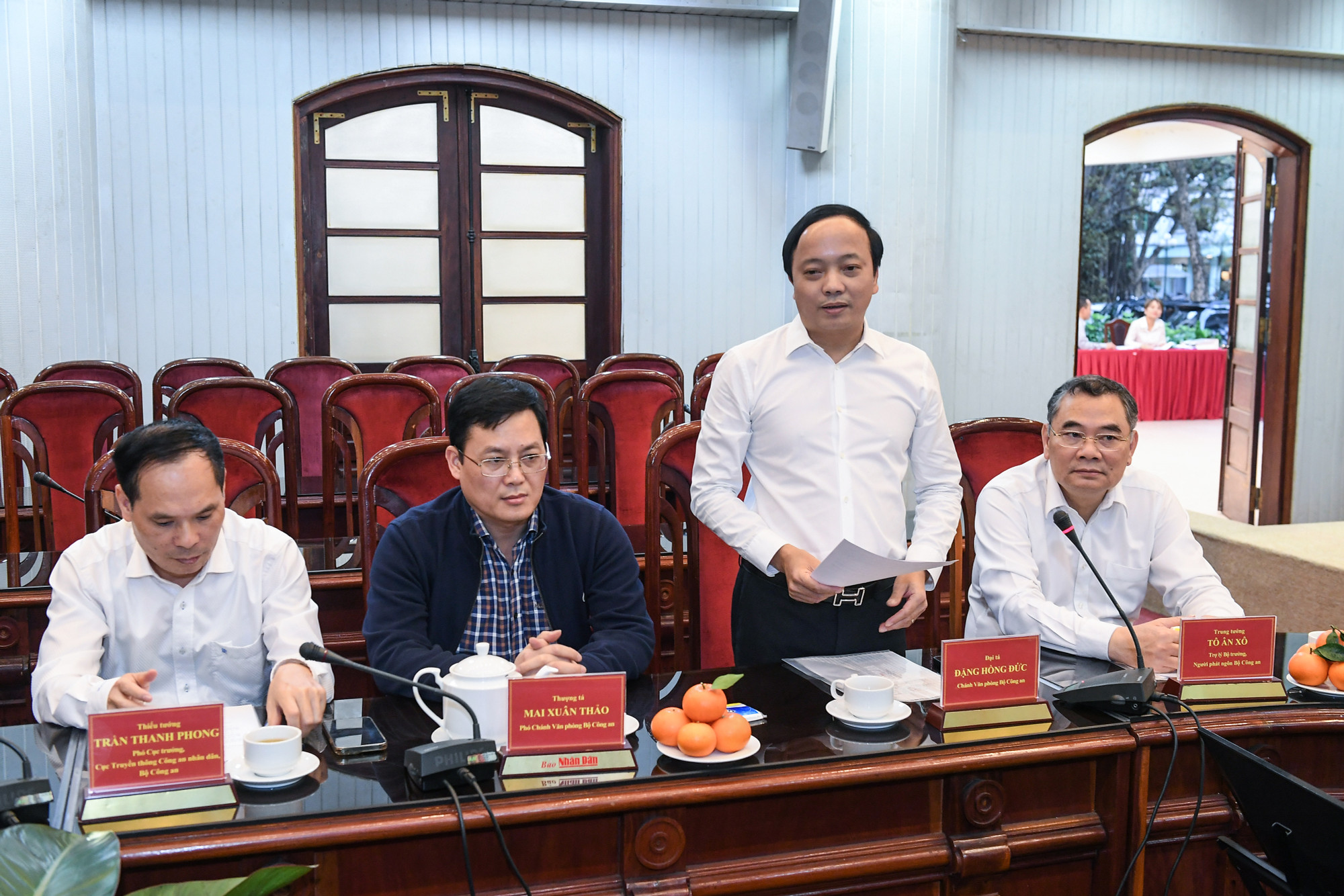 Thông tin về tình hình triển khai Cuộc thi viết trong lực lượng Công an, Chánh Văn phòng Bộ Công an, Đại tá Đặng Hồng Đức cho biết, ngay sau lễ phát động, Bộ Công an đã tiến hành nhiều bước giúp lan tỏa ý nghĩa, tinh thần của Cuộc thi tới các cán bộ, chiến sĩ trong toàn ngành và nhân dân cả nước.