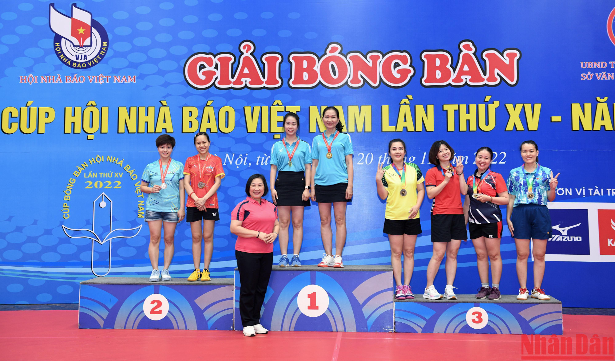 Trao giải nội dung Đôi nữ cho các vận động viên.