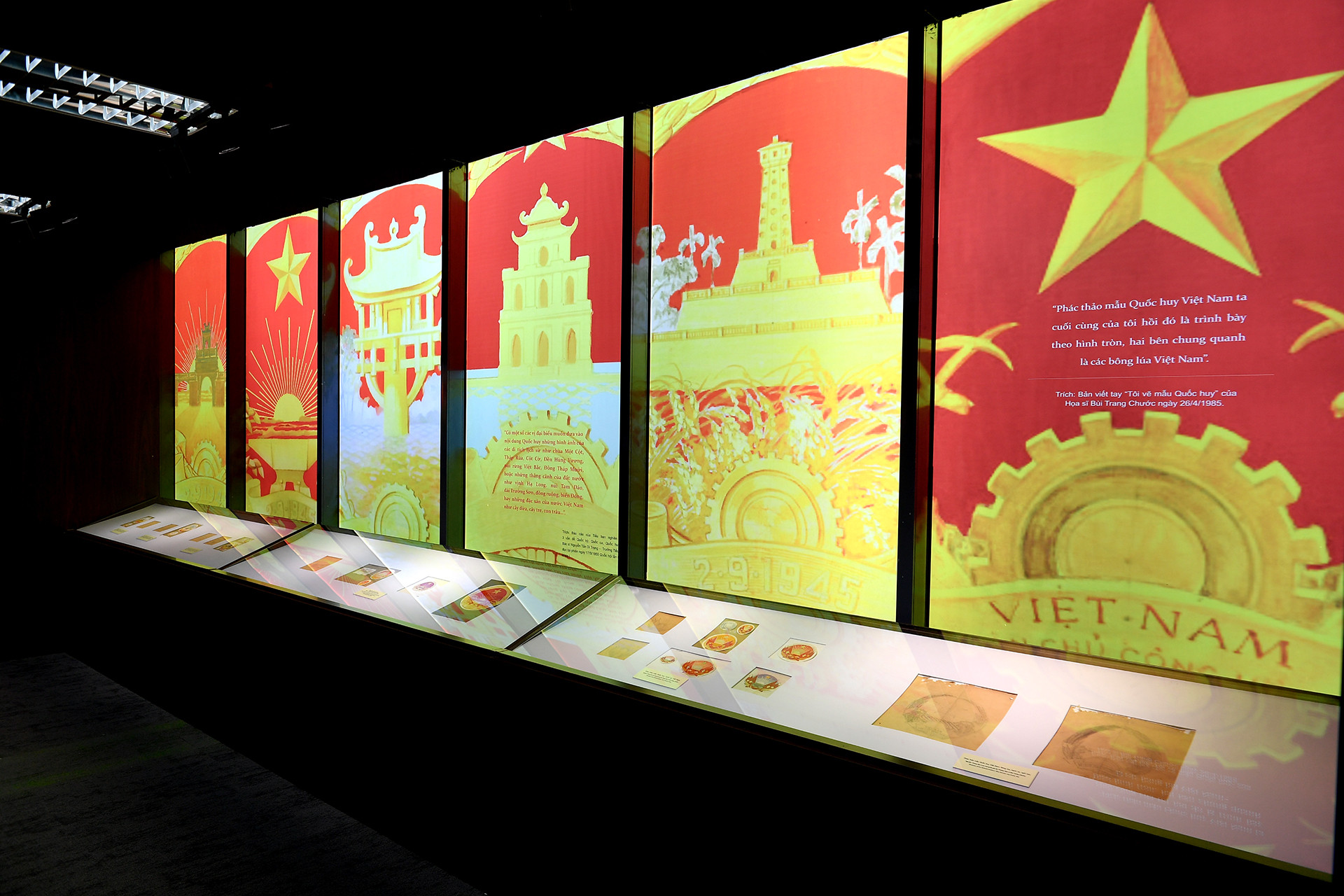 Không gian trưng bày “Bảo vật quốc gia - Phác thảo mẫu Quốc huy Việt Nam” được thiết kế trang trọng.