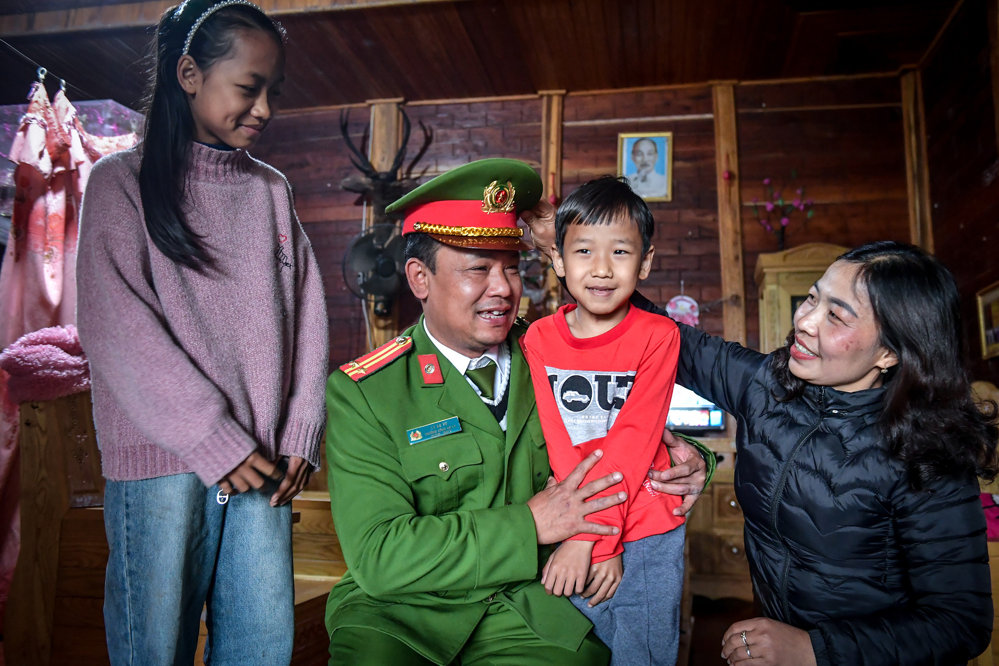 Anh Tư hạnh phúc bên gia đình nhỏ của mình. Đây là chỗ dựa vững chắc cho anh vững tin trong hành trình giữ yên bình cho ngã ba biên giới.