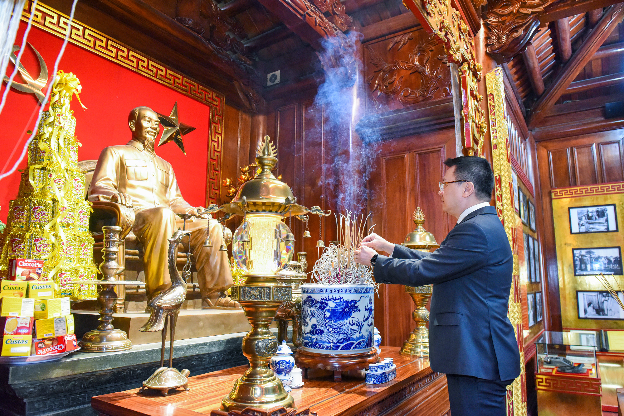 Đồng chí Lê Quốc Minh dâng hương tưởng niệm Chủ tịch Hồ Chí Minh.