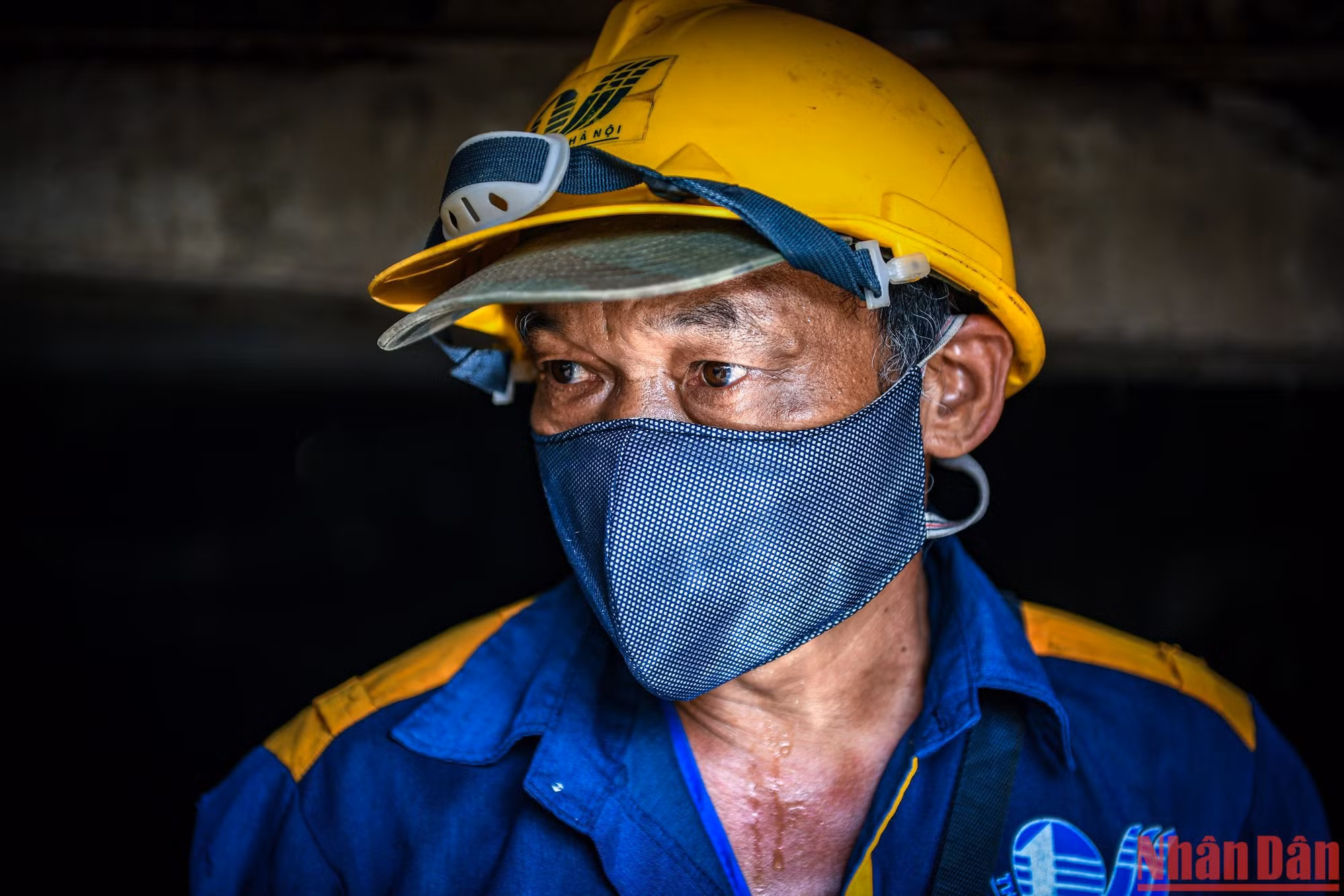 “Đố các anh biết, nước cống có vị gì? Với chúng tôi, nước cống có vị mặn của sự dơ dáy, vị tanh nồng của mỡ thải. Vất vả thế đấy, nhưng nếu mình không làm thì ai sẽ làm sạch cho thành phố đây!”. “Đố các anh biết, nước cống có vị gì? Với chúng tôi, nước cống có vị mặn của sự dơ dáy, vị tanh nồng của mỡ thải. Vất vả thế đấy, nhưng nếu mình không làm thì ai sẽ làm sạch cho thành phố đây!”.