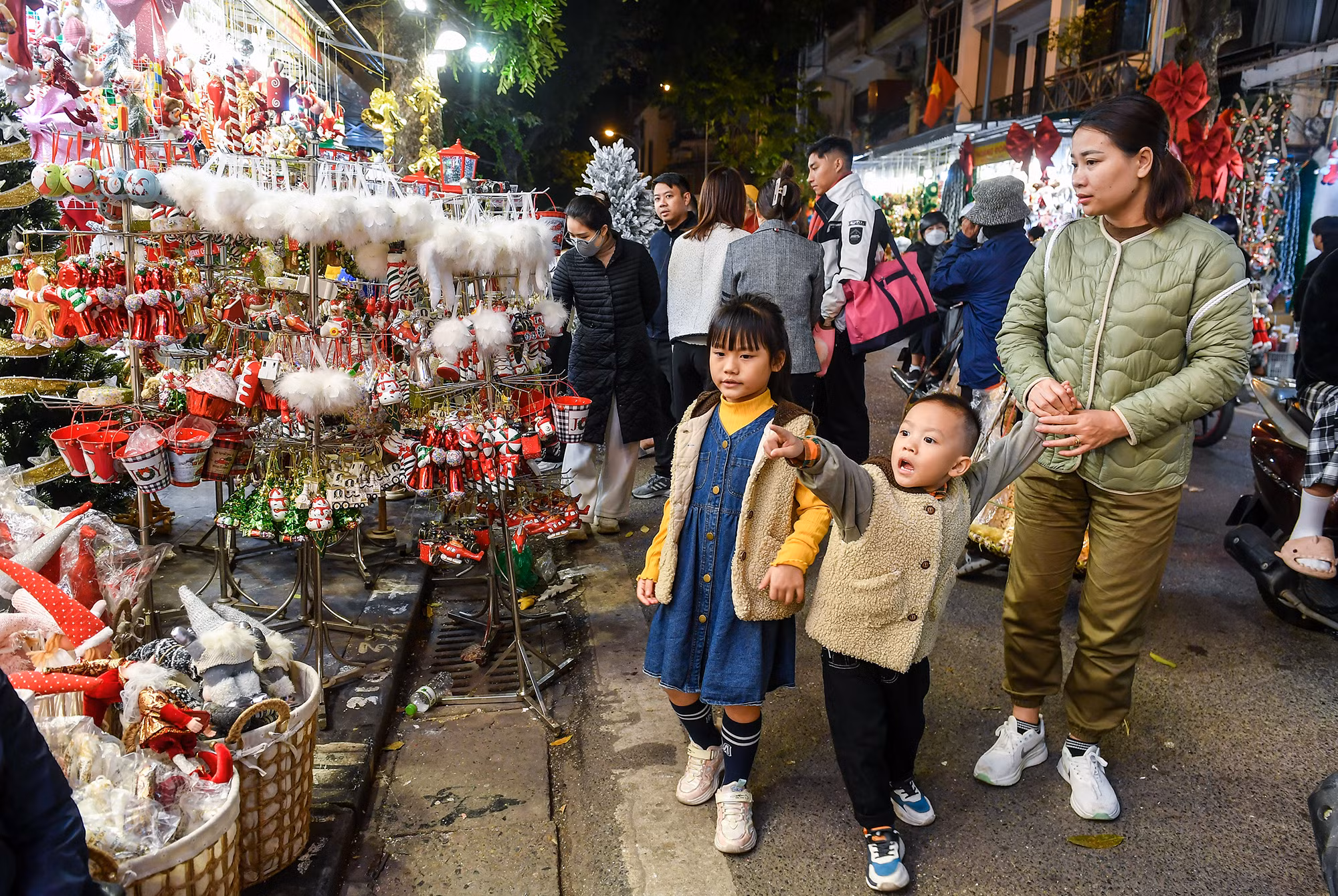 Còn trẻ em thì luôn thích thú với những món đồ Noel bắt mắt.