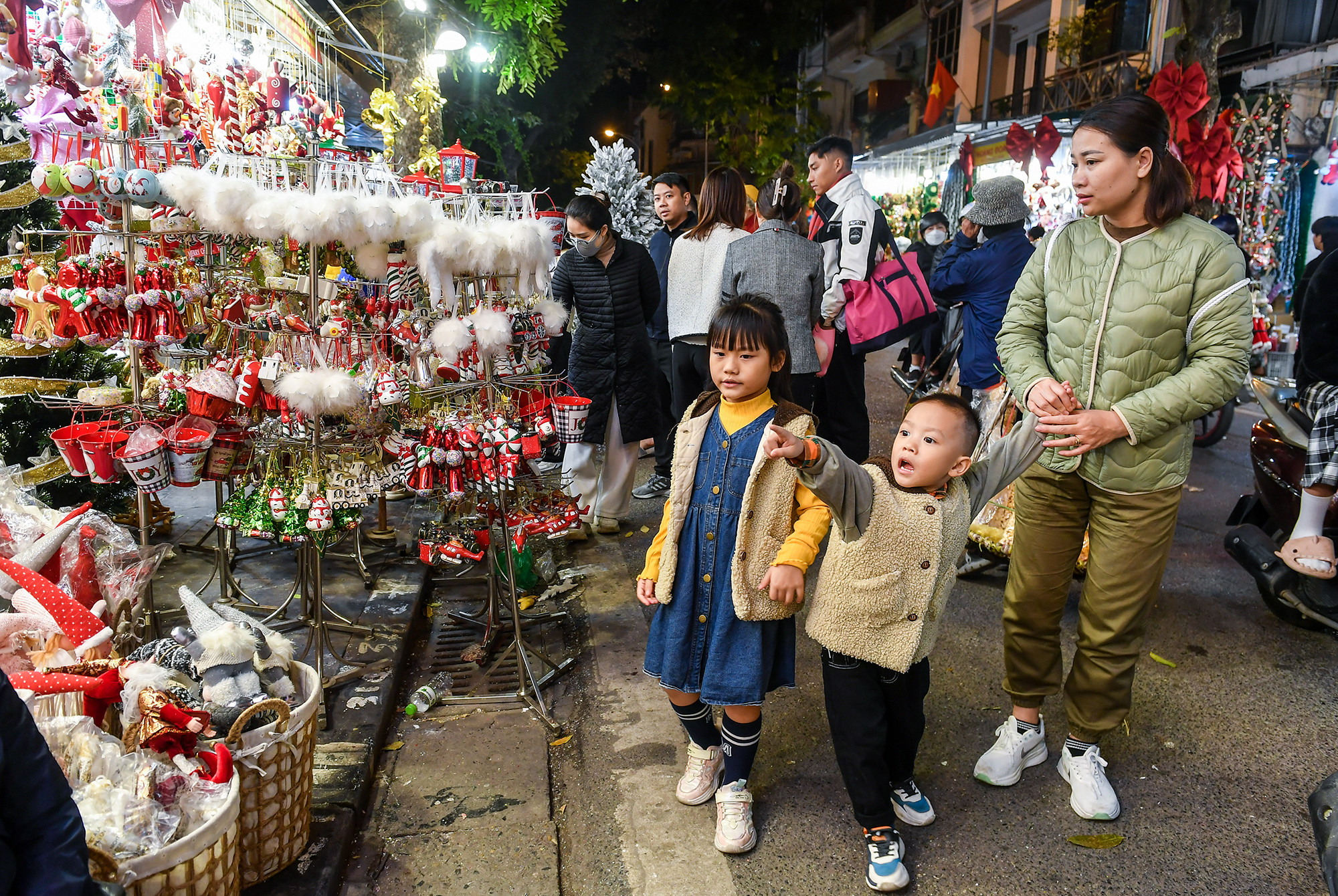 Còn trẻ em thì luôn thích thú với những món đồ Noel bắt mắt.