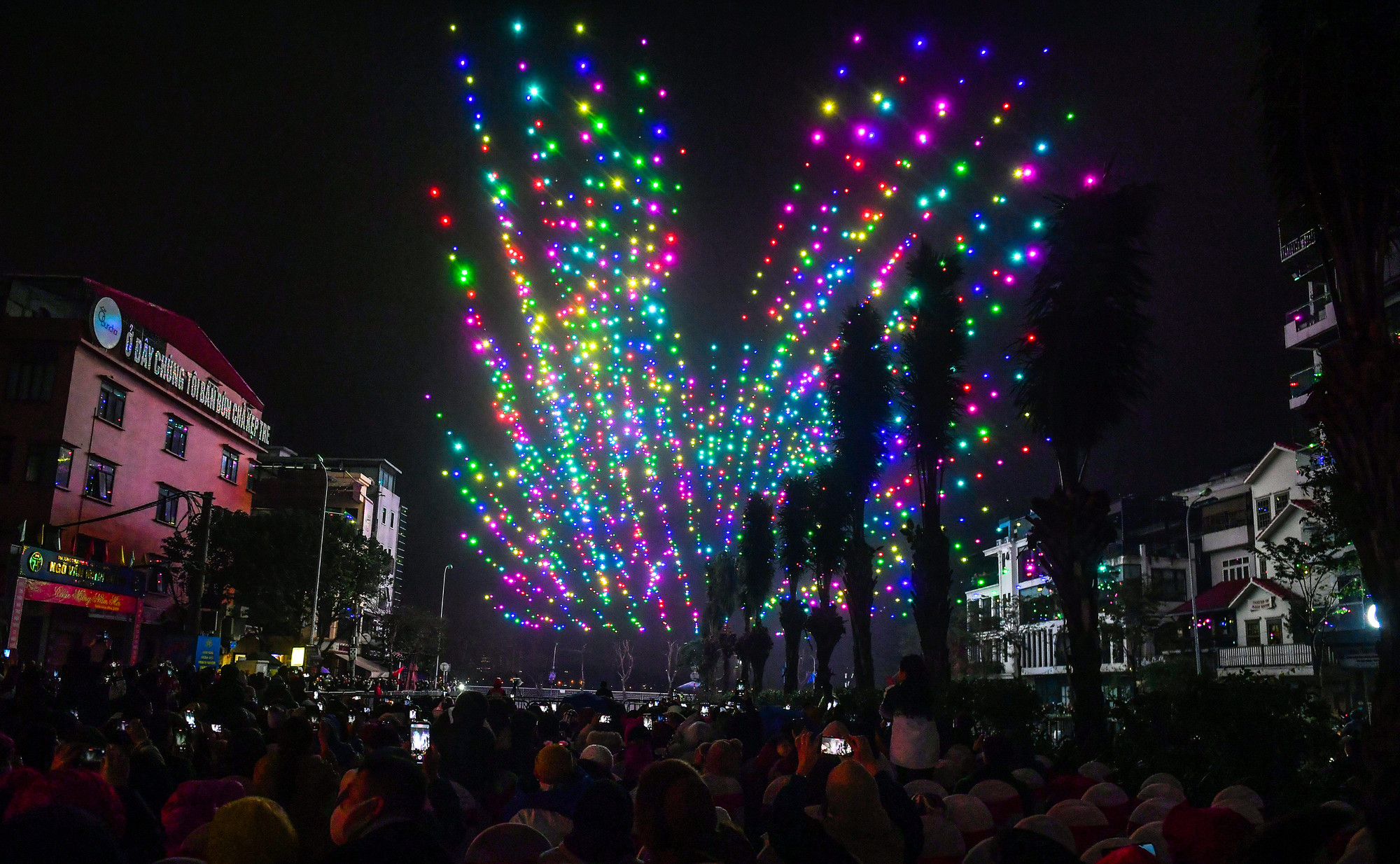 [Ảnh] Người dân Thủ đô choáng ngợp trước màn trình diễn ánh sáng nghệ thuật với 2.024 drones light ảnh 3