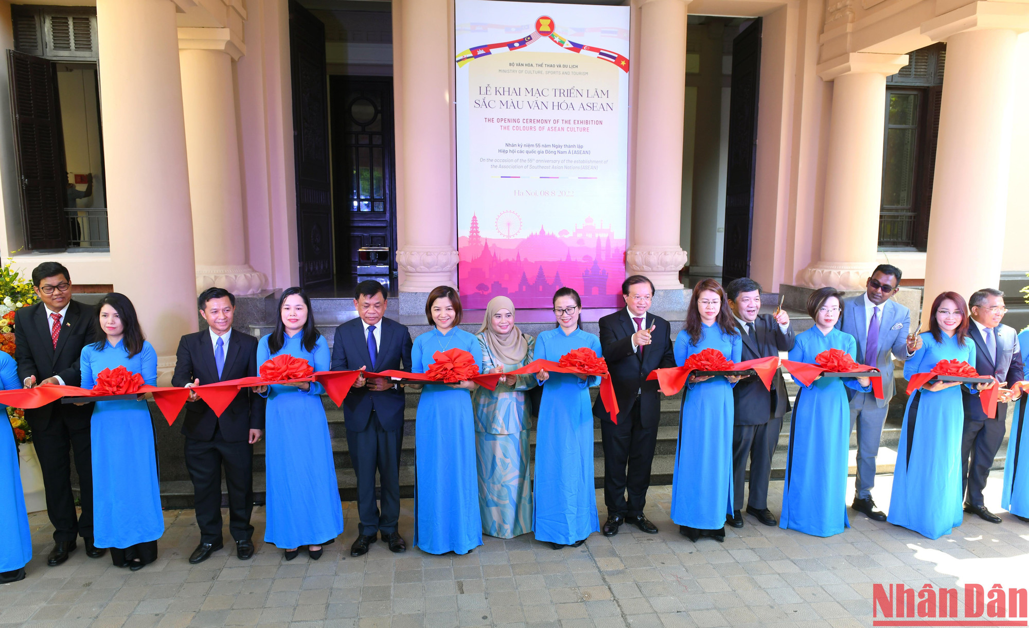 Các đại biểu thực hiện nghi thức cắt băng khai mạc triển lãm &quot;Sắc màu văn hóa ASEAN&quot;.