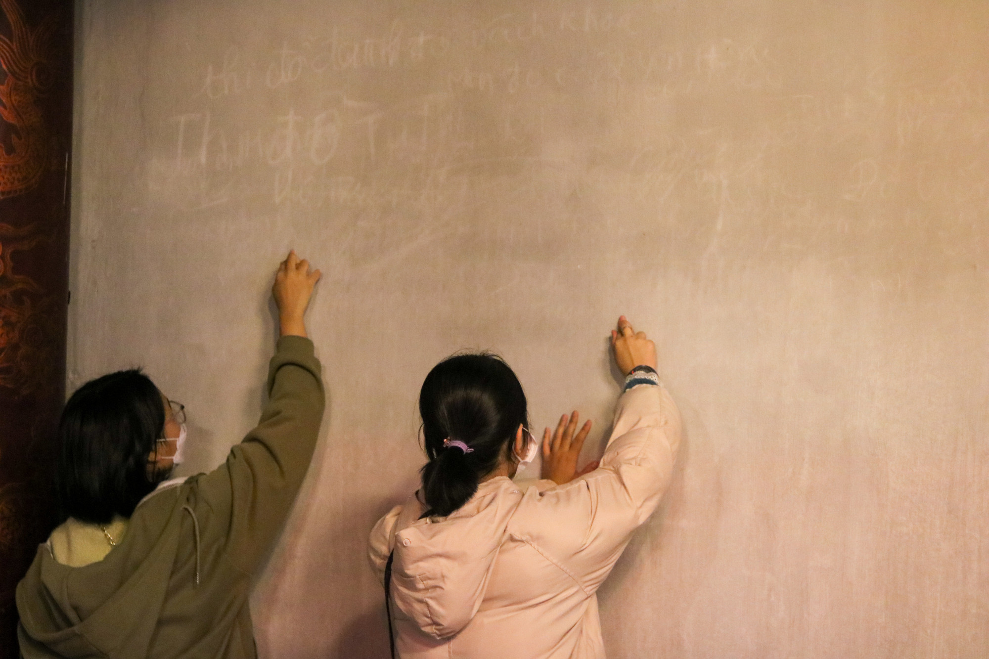 Các bạn trẻ cũng viết lên tường bằng tay những từ như “thi đỗ”, “học giỏi” với mong muốn có một năm học mới thành công rực rỡ.