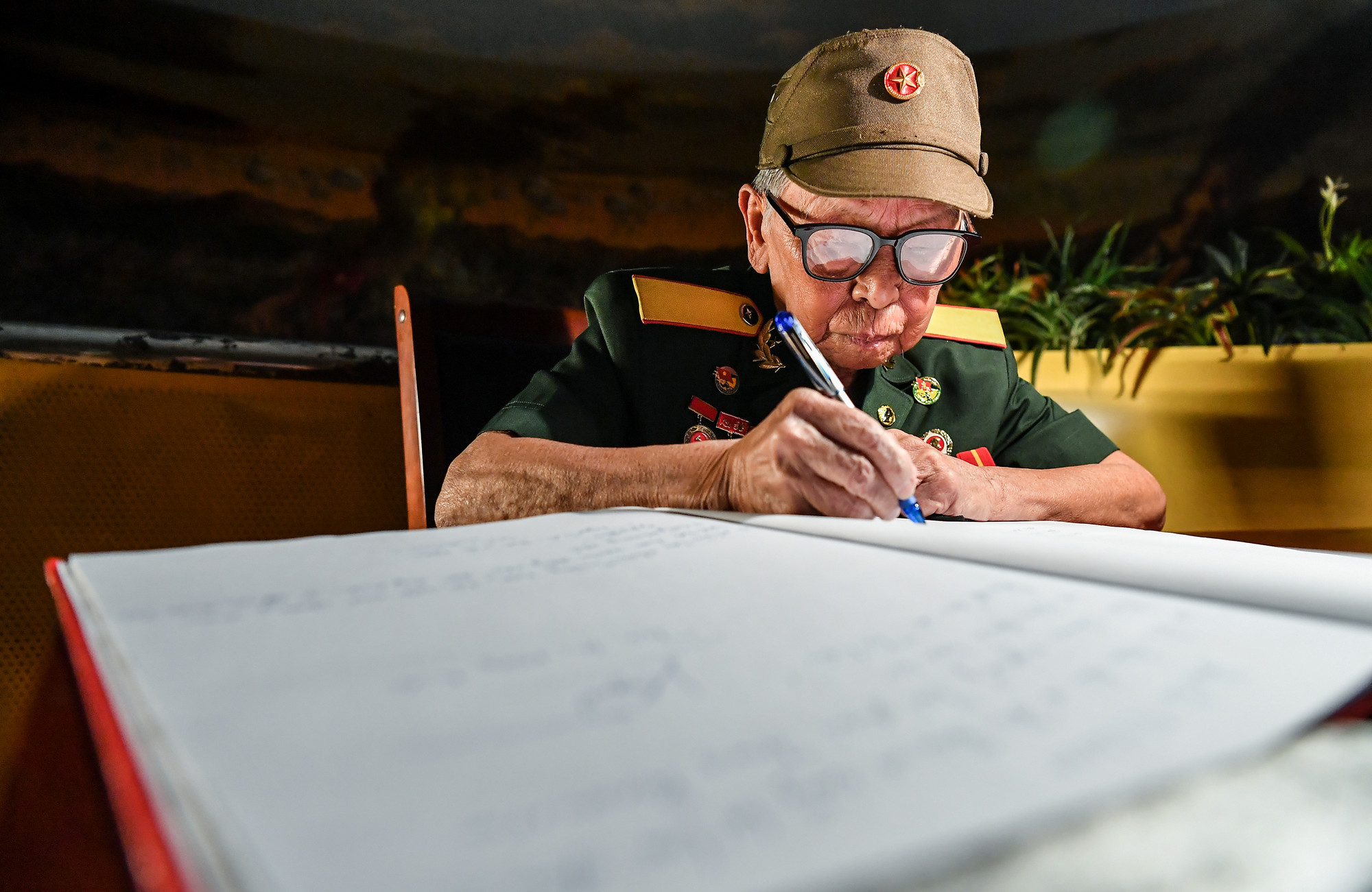 [Ảnh] Cựu chiến binh, du khách xúc động xem tranh Panorama tái hiện Chiến dịch Điện Biên Phủ ảnh 14