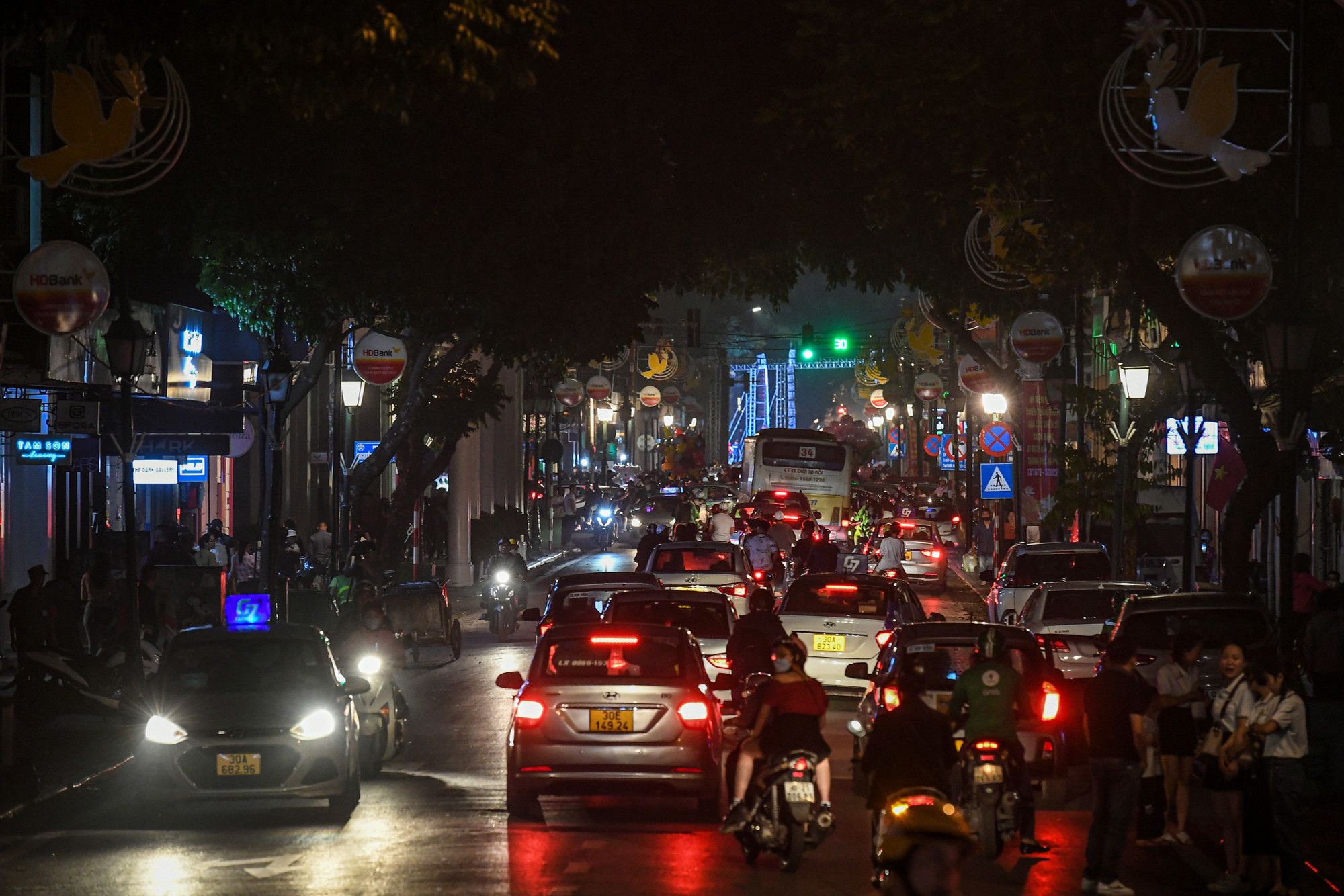 [Ảnh] Người dân Hà Nội tắt đèn, bật tương lai "xanh" cho Trái đất ảnh 11