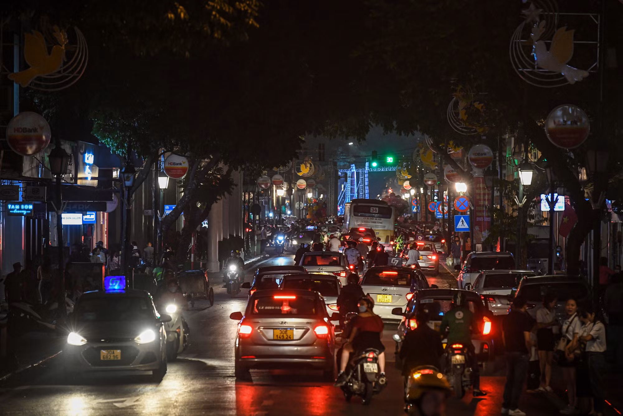 [Ảnh] Người dân Hà Nội tắt đèn, bật tương lai "xanh" cho Trái đất ảnh 11