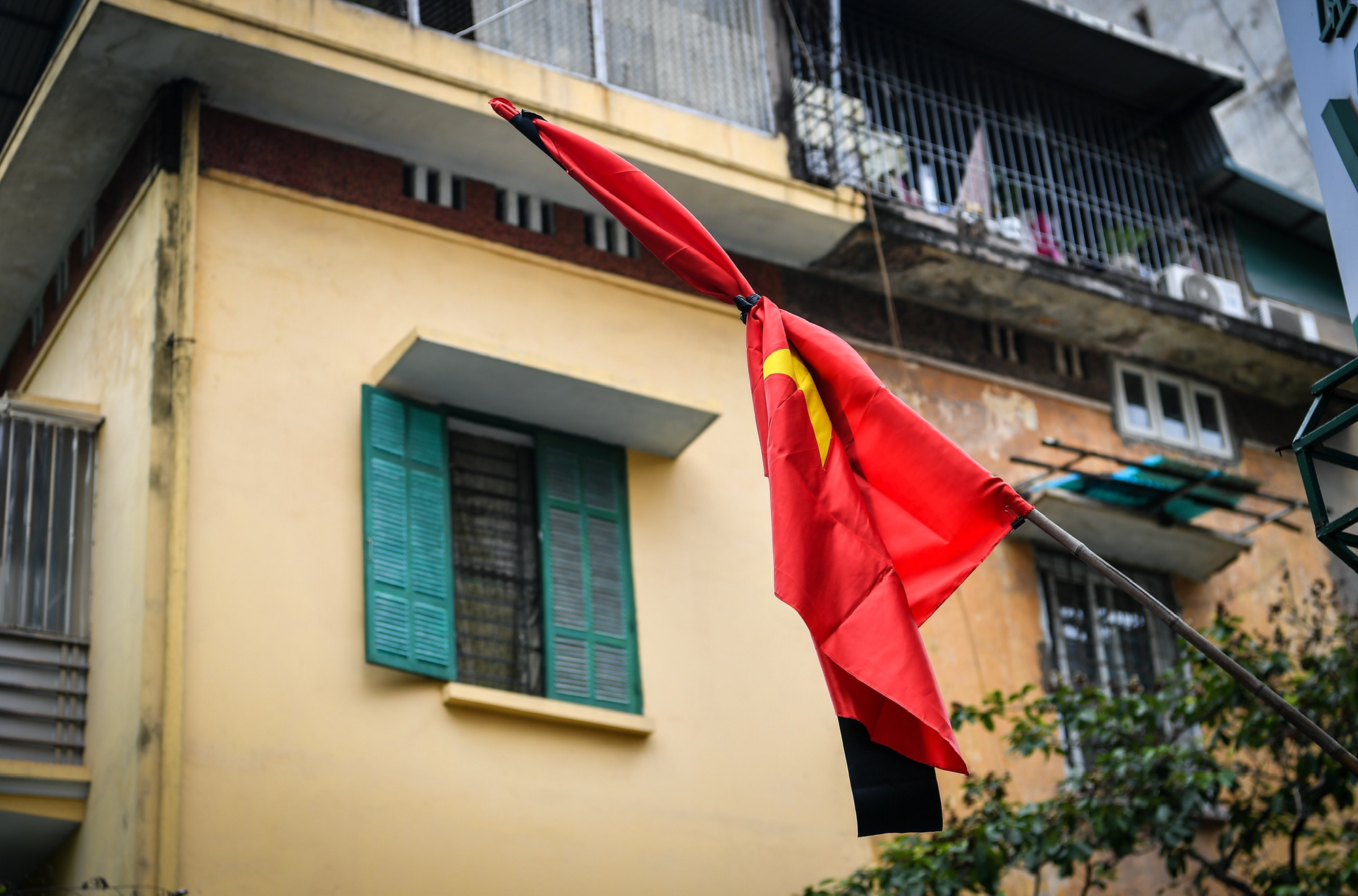 Cờ rủ đã xuất hiện nhiều trên các con phố cổ của Hà Nội