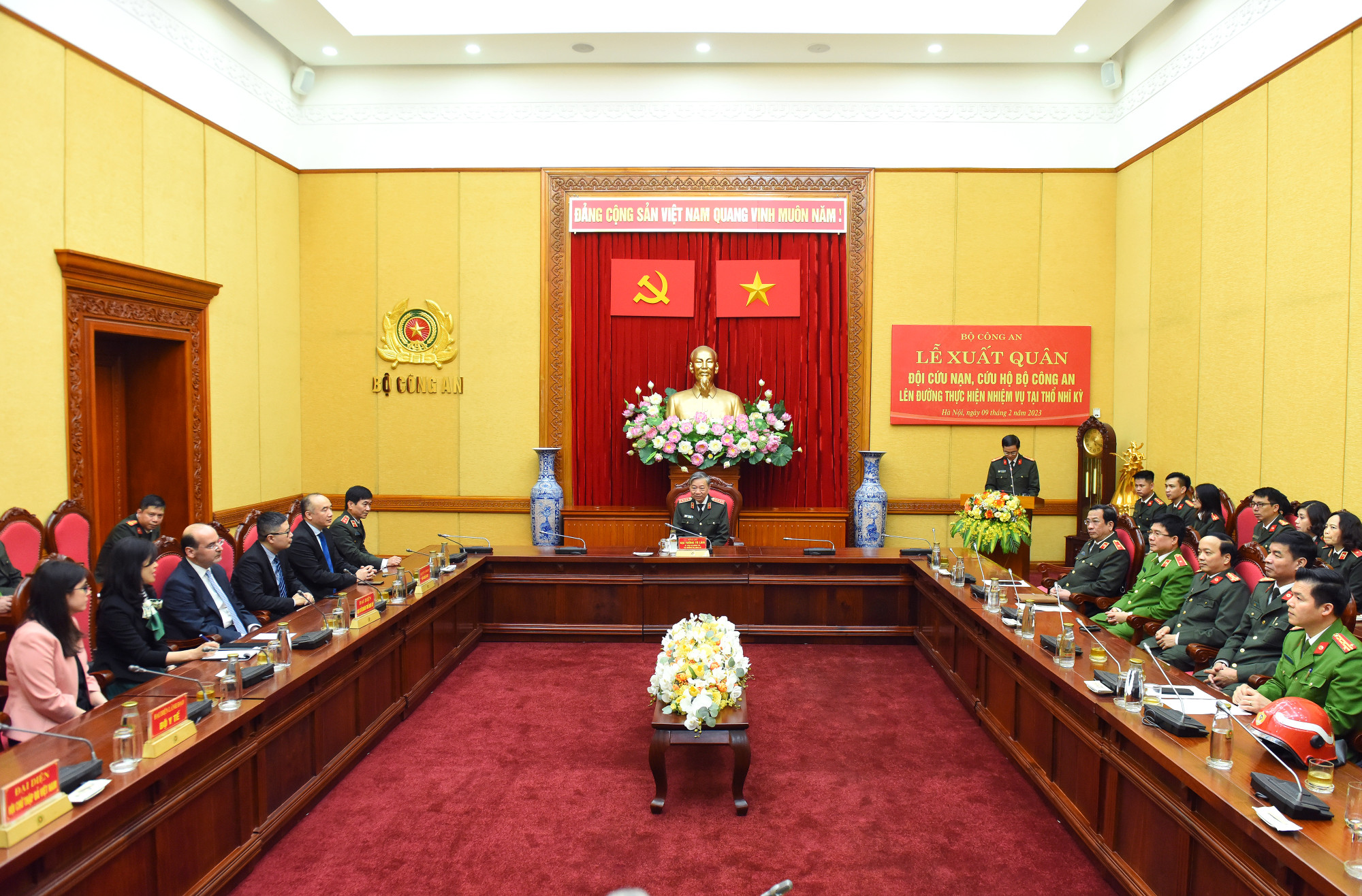 Tham dự Lễ xuất quân có đồng chí Đại tướng Tô Lâm, Ủy viên Bộ Chính trị, Bộ trưởng Công an; ông Haldun Tekneci, Đại sứ đặc mệnh toàn quyền Thổ Nhĩ Kỳ tại Việt Nam; lãnh đạo các đơn vị trực thuộc Bộ Công an; đại diện Bộ Ngoại giao, Bộ Y tế, Hội Chữ thập đỏ Việt Nam…