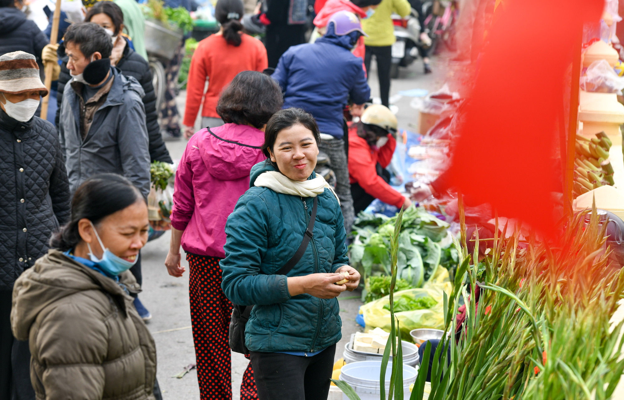 Cảnh người dân ra họp chợ mua bán, cười nói vui vẻ trước giờ đón giao thừa.
