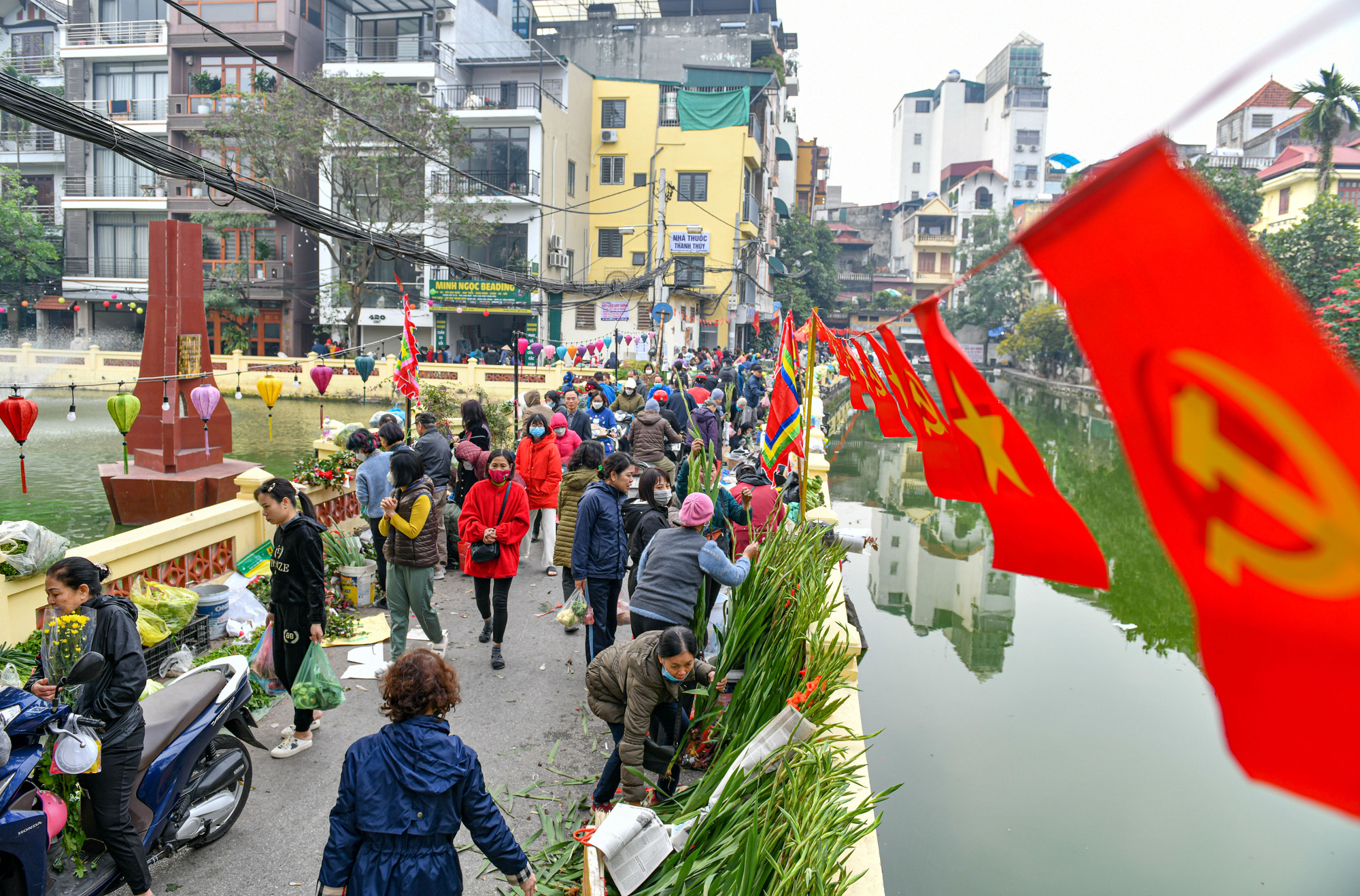 Năm nào cũng như năm nào cứ 30 Tết chợ Hữu Tiệp nằm trong Làng hoa Ngọc Hà (Ba Đình, Hà Nội) lại tấp nập cảnh người mua bán hàng Tết, dần trở thành nét văn hóa của người dân làng Ngọc Hà và những khu vực lân cận.
