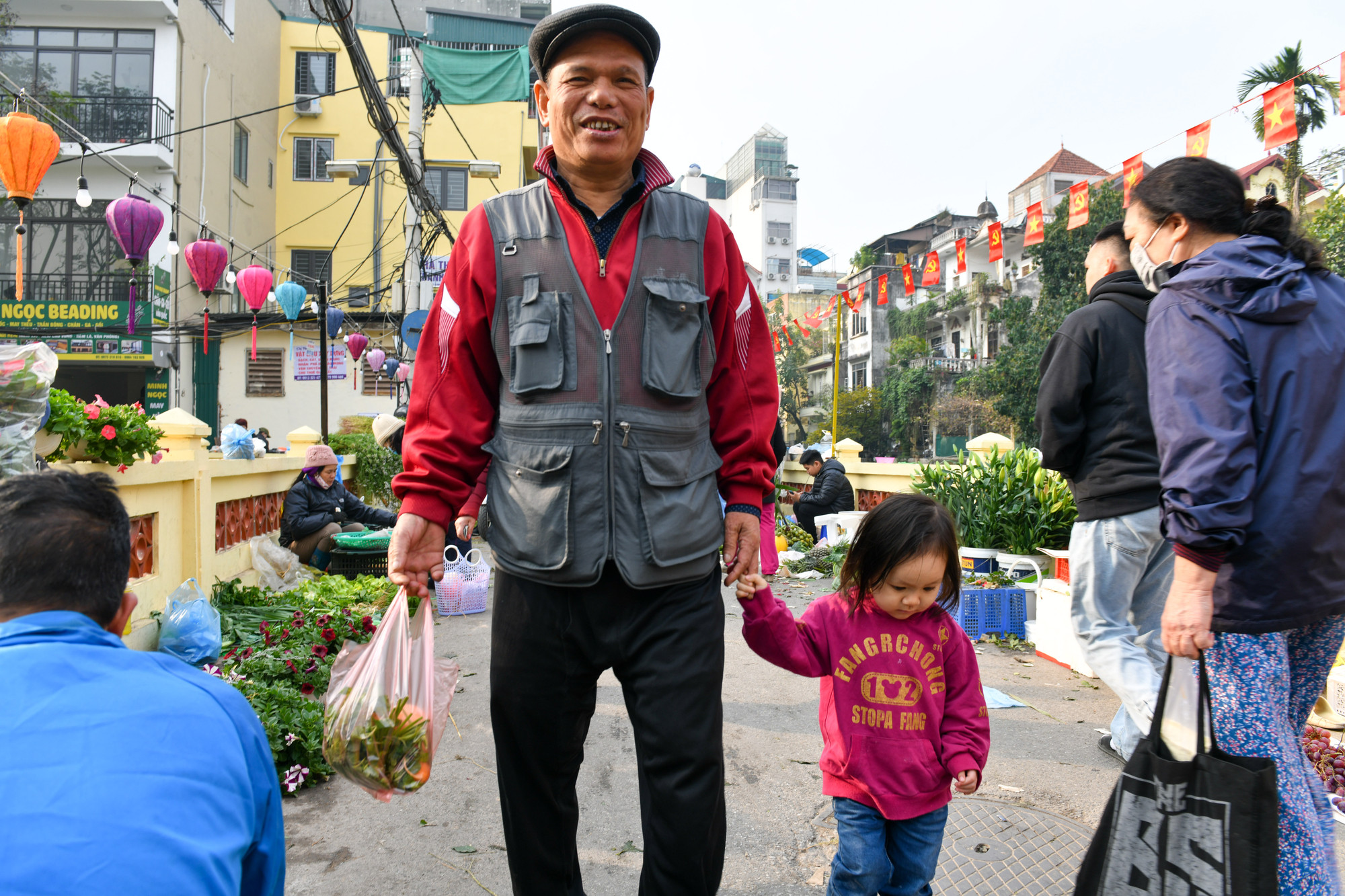 Ông Lợi người trong làng Ngọc Hà chia sẻ: Năm nào 30 Tết tôi cũng đi dạo sắm Tết ở chợ Hữu Tiệp, ở đây khung cảnh nên thơ, cái gì cũng có, đi dạo một vòng quanh đây mới cảm nhận được rõ không khí Tết, anh à".