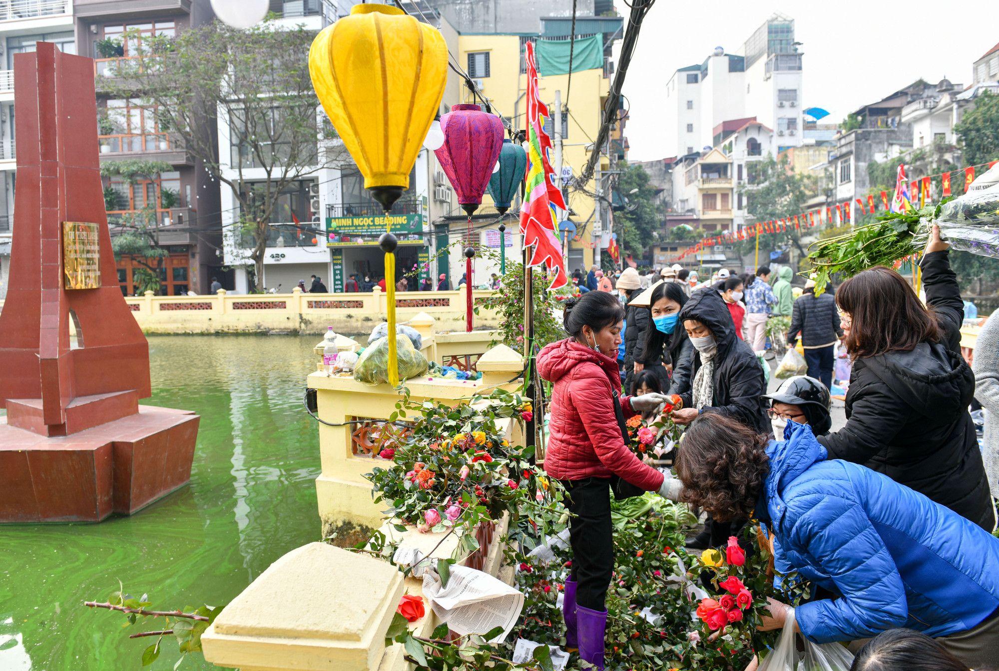 Cảnh người dân mua bán tấp nập ngày 30 Tết ngay bên cạnh di tích lịch sử hồ B52 tạo nên bức tranh ngày Tết thật đẹp.