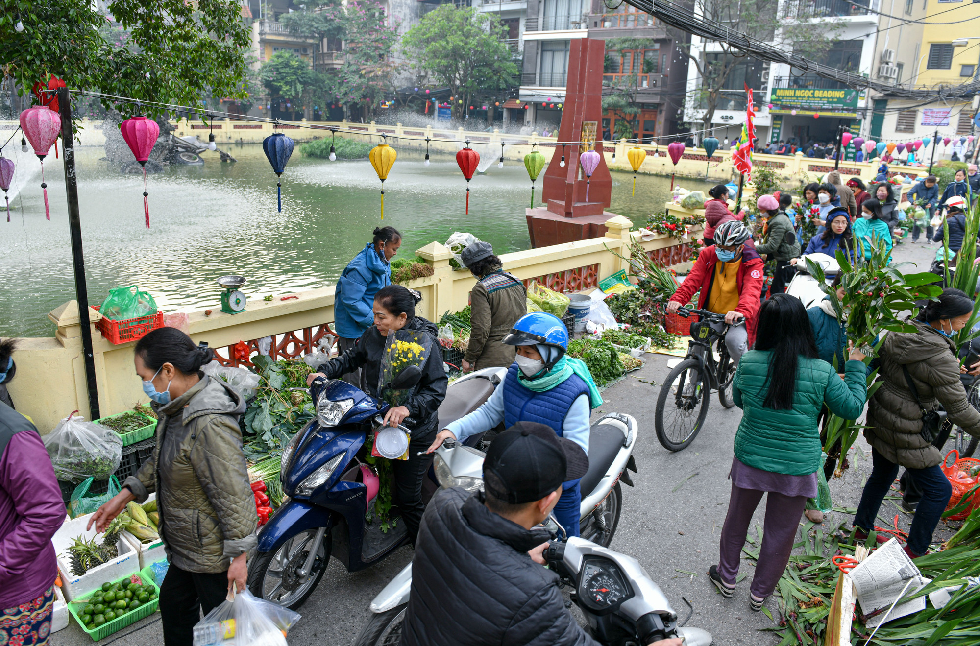 Người dân thong dong đảo quanh chợ một vòng là có thể sắm đủ các loại mặt hàng Tết về nhà.