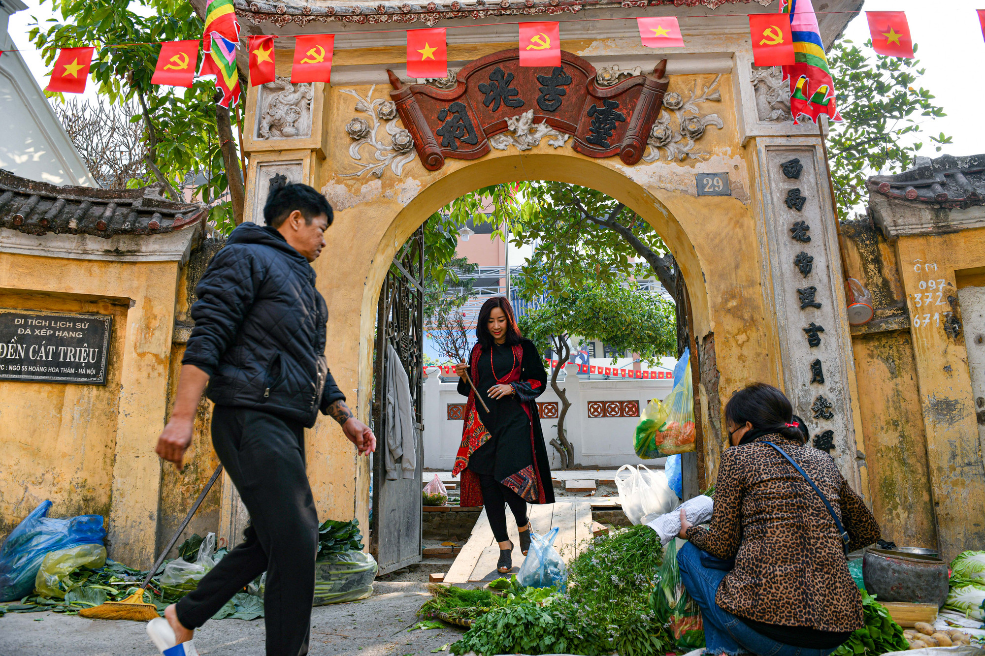 Xưa nay nói đến hoa Hà Nội người ta chỉ xưng tụng Làng hoa Ngọc Hà. Nhưng thật không công bằng vì Hữu Tiệp nằm sát Ngọc Hà cũng là một chợ tuy nhỏ nhưng cổ kính mà đẹp nên thơ.