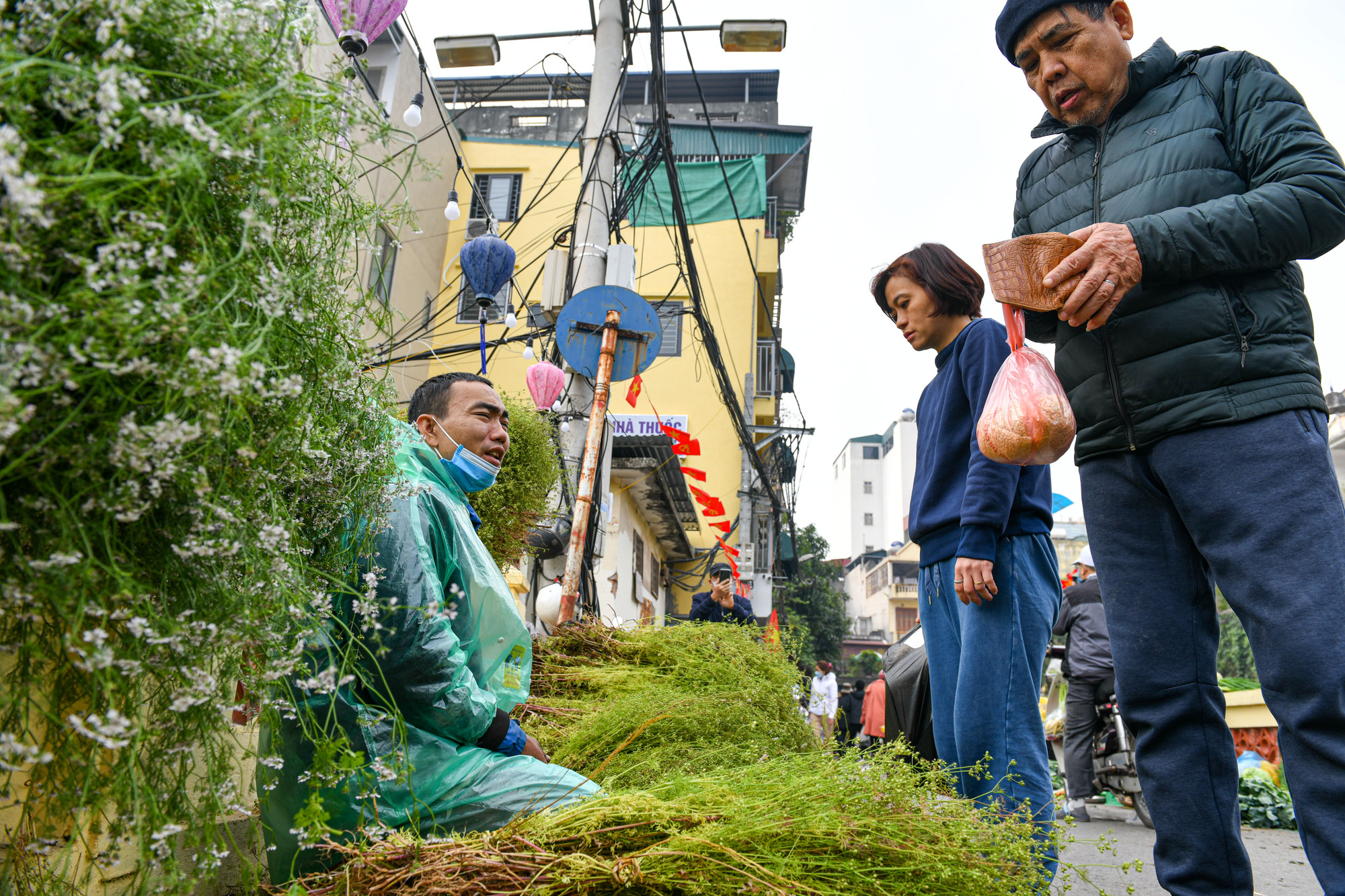 Tất nhiên tại đây không thể thiếu lá mùi ngày Tết.